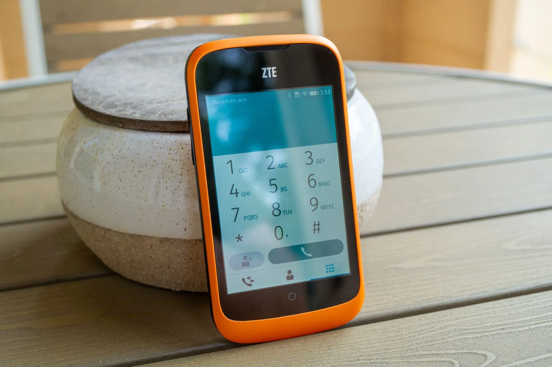 Bàn phím ảo và giao diện ứng dụng trên một thiết bị chạy Firefox OS, cho thấy trải nghiệm giống web.