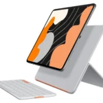 Bàn phím Logitech Flip Folio màu xám nhạt gắn với iPad 13 inch qua chân đế