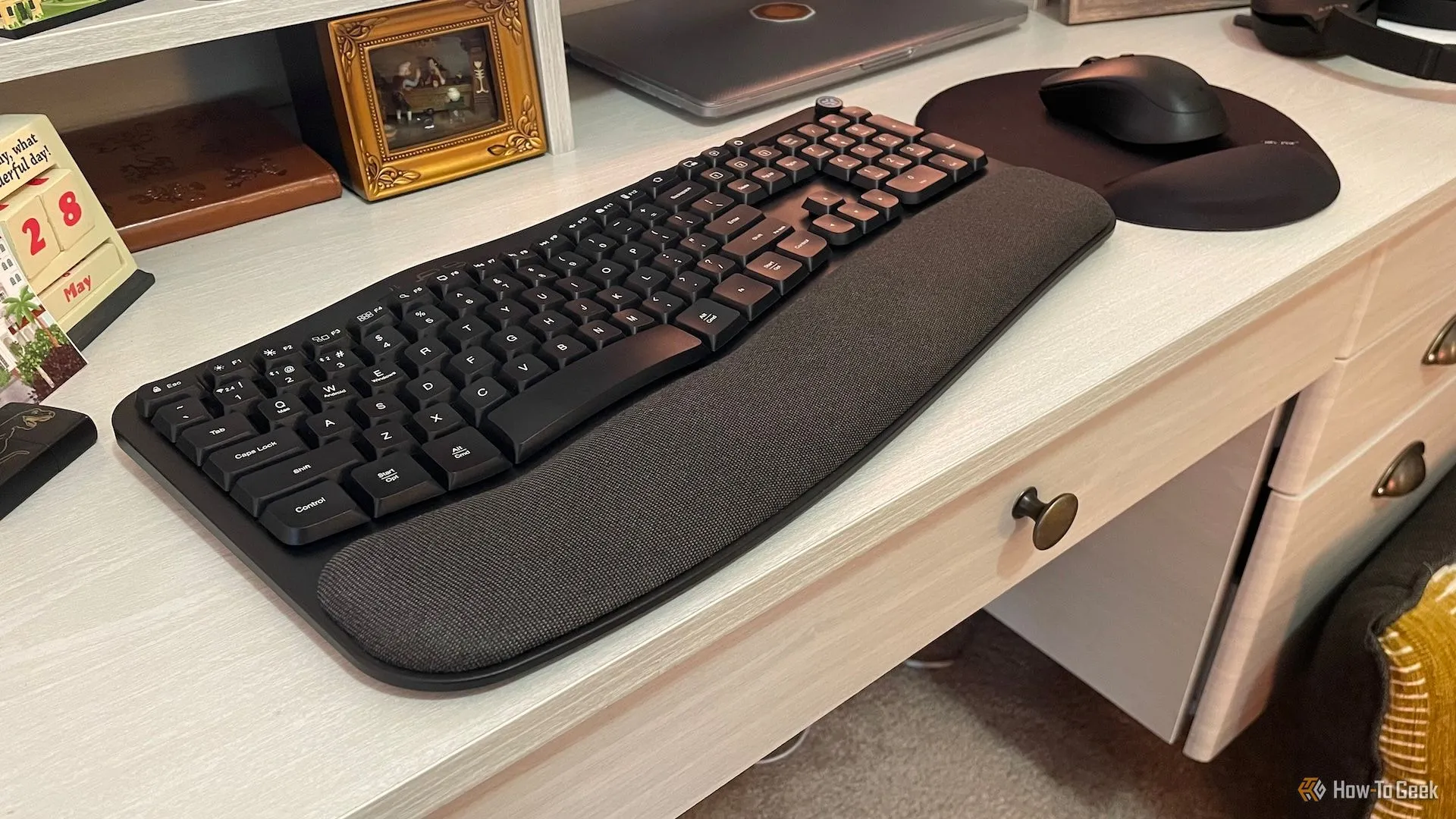Bộ đôi JLab Flow Mouse và Keyboard trên bàn làm việc, thể hiện kích thước và bố cục tổng thể