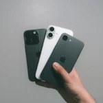 Các mẫu iPhone 16e, iPhone 16 Plus và iPhone 16 Pro được cầm trên tay, minh họa dòng điện thoại mới của Apple