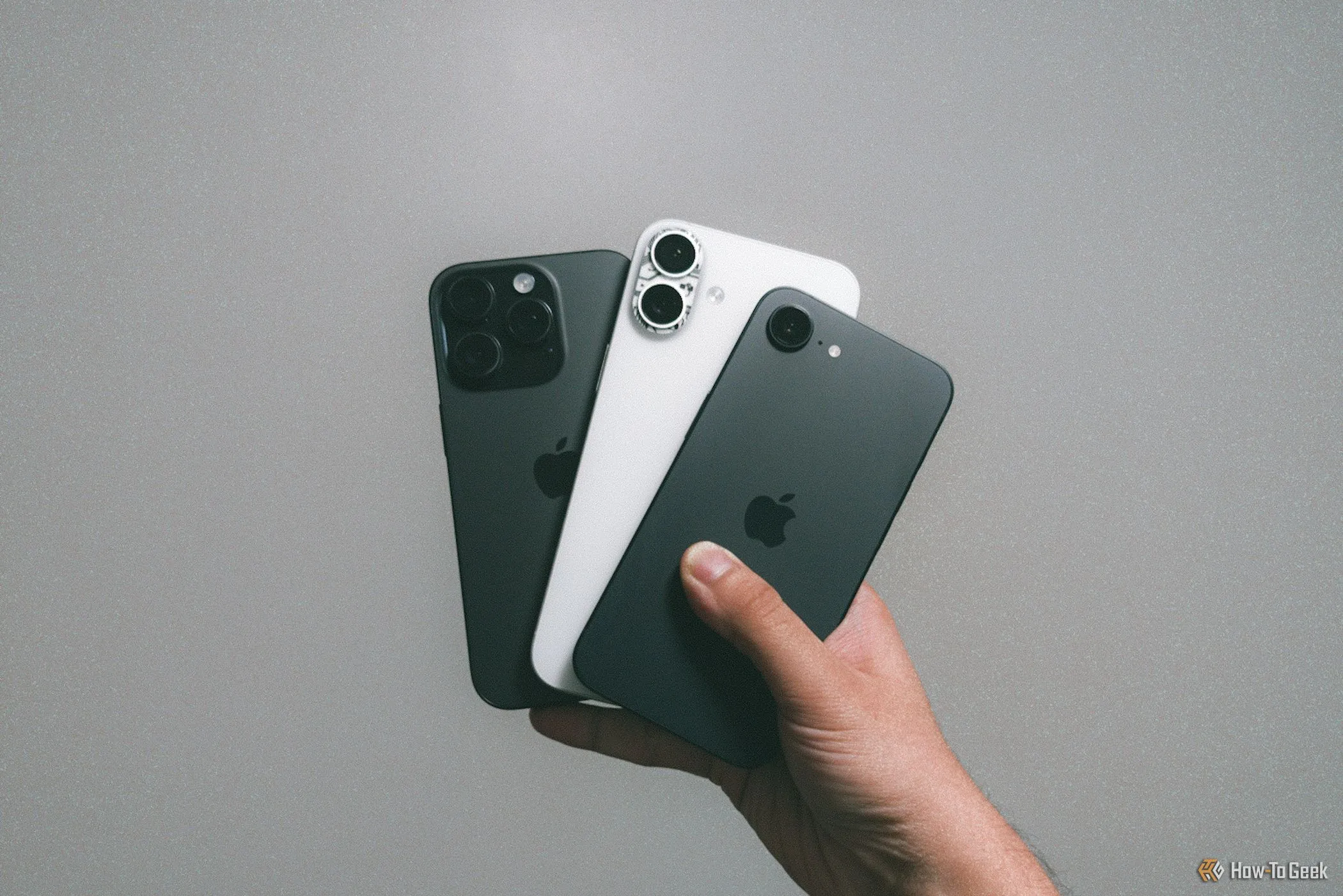 Các mẫu iPhone 16e, iPhone 16 Plus và iPhone 16 Pro được cầm trên tay, minh họa dòng điện thoại mới của Apple