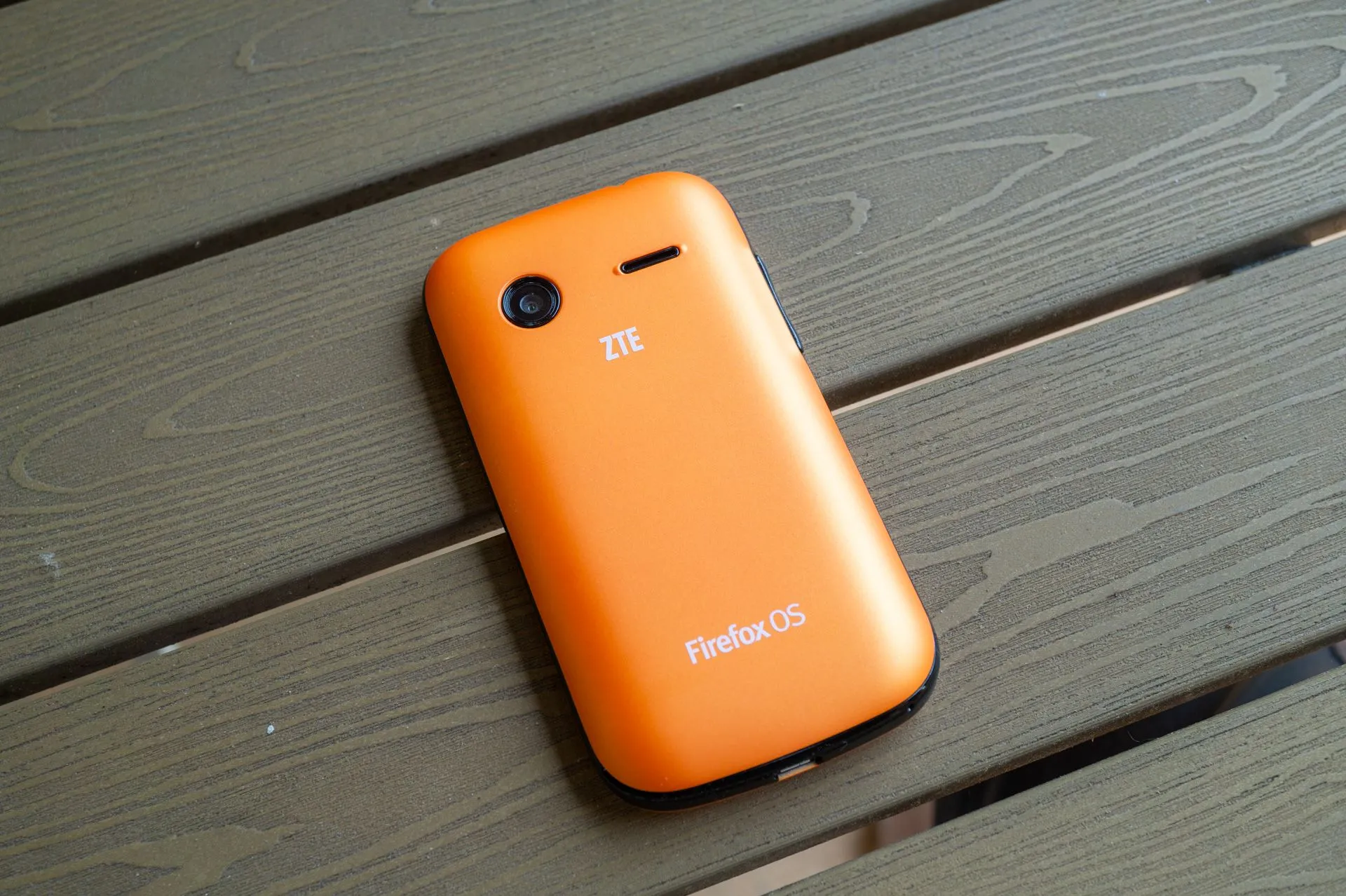 Cận cảnh giao diện màn hình khóa của điện thoại ZTE Open sử dụng Firefox OS.