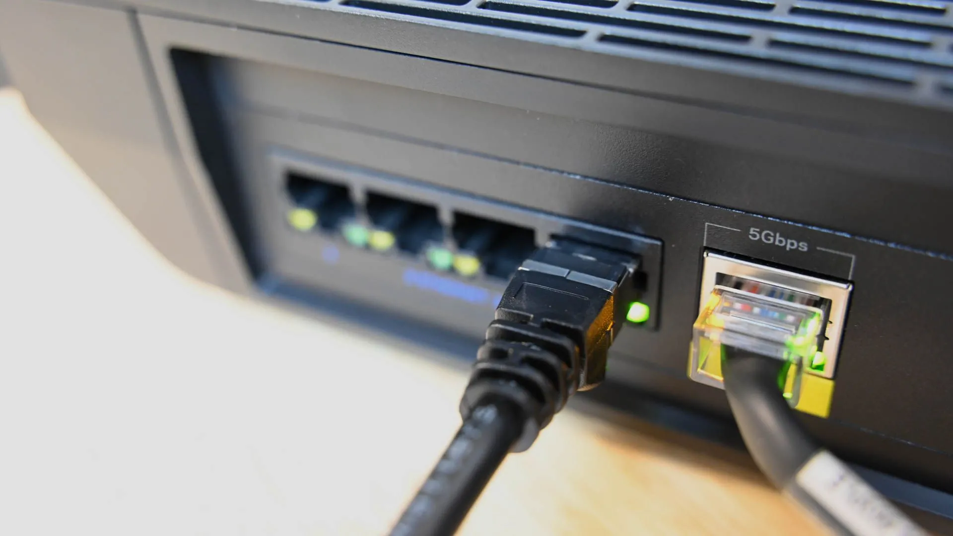 Cáp Ethernet cắm vào cổng mạng trên router, tượng trưng cho kết nối internet có dây ổn định