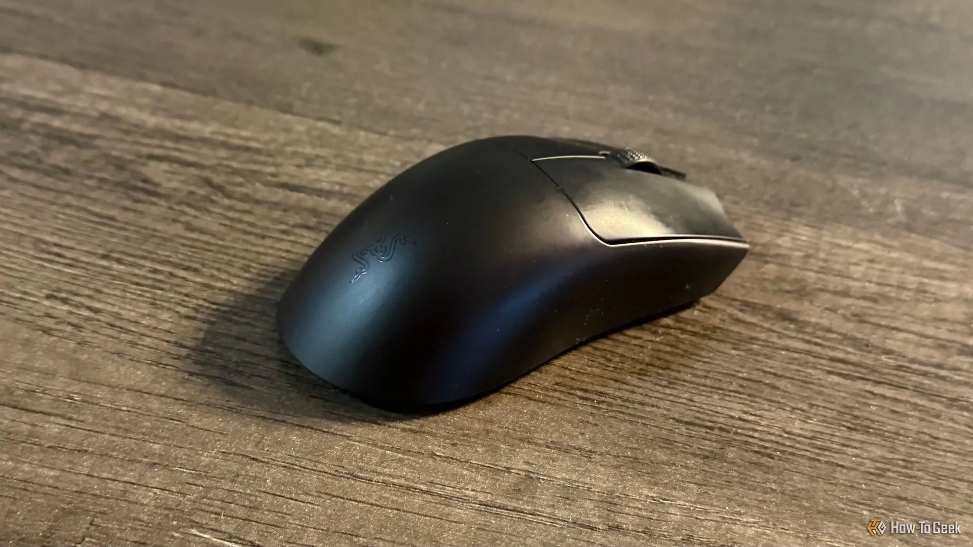 Chuột gaming không dây siêu nhẹ Razer Viper V3 Pro đặt trên bàn.