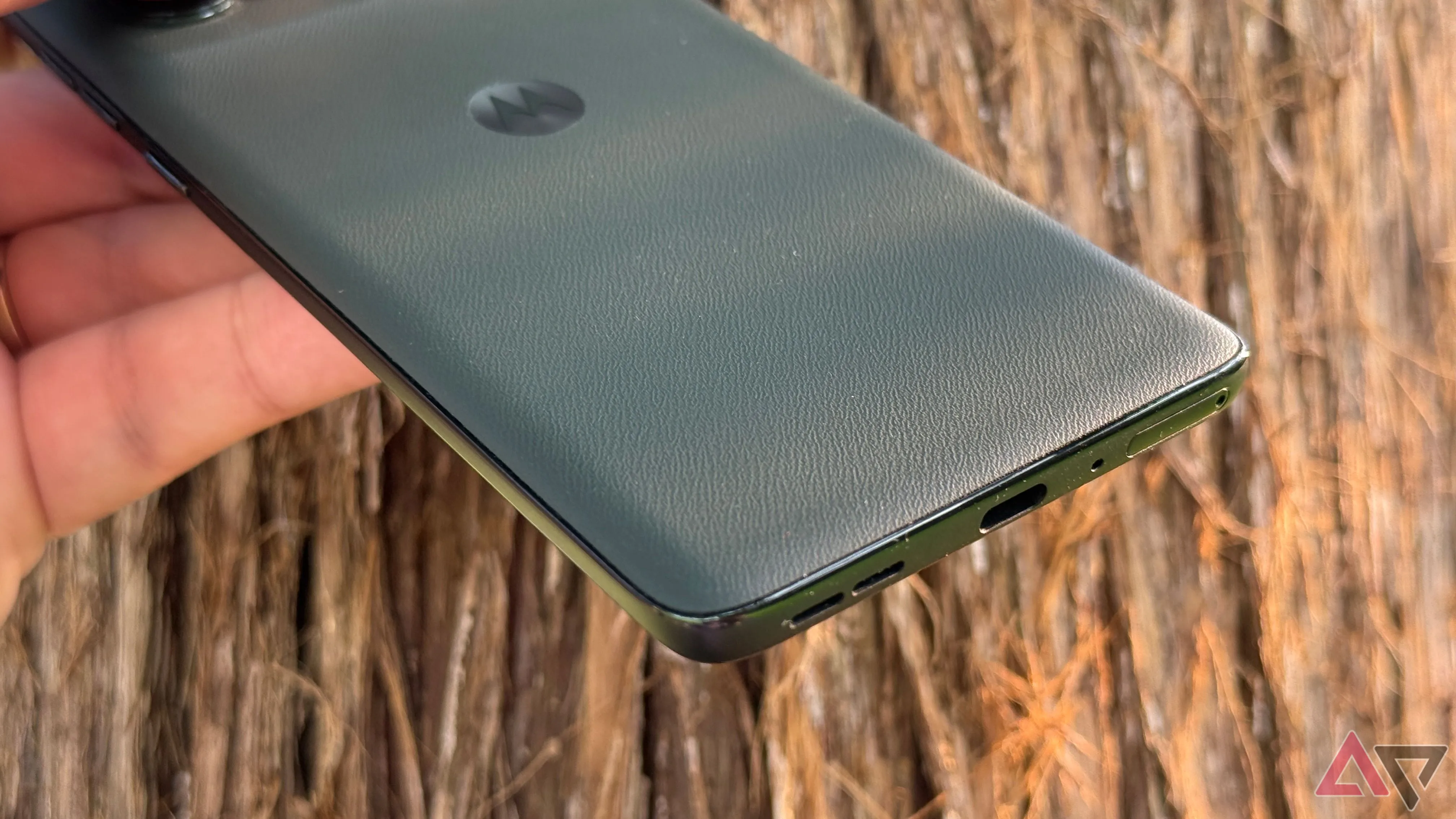 Cổng sạc USB-C của điện thoại Motorola Edge 2025