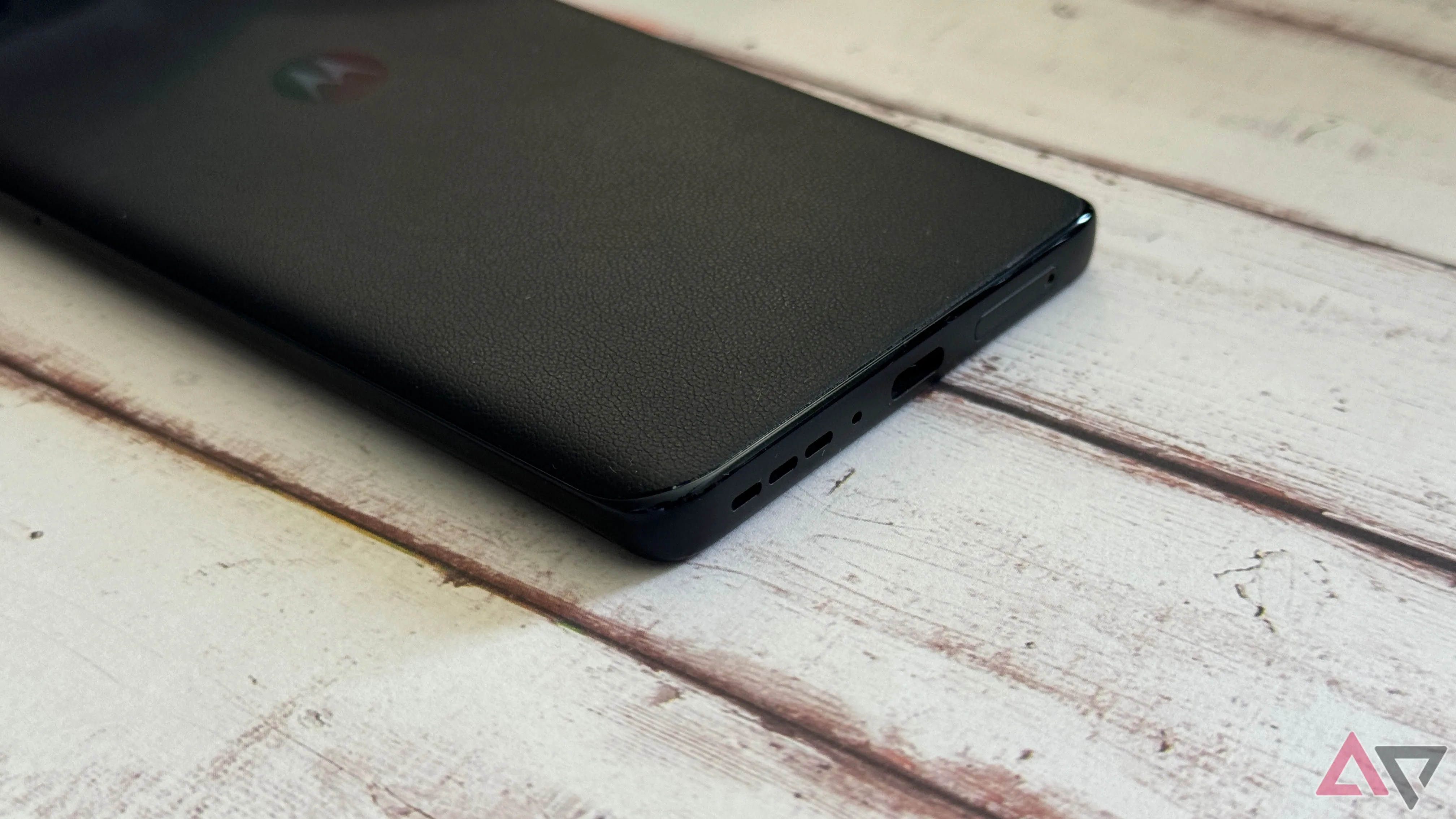 Cổng USB-C hỗ trợ sạc nhanh 68W trên Motorola Edge 2025