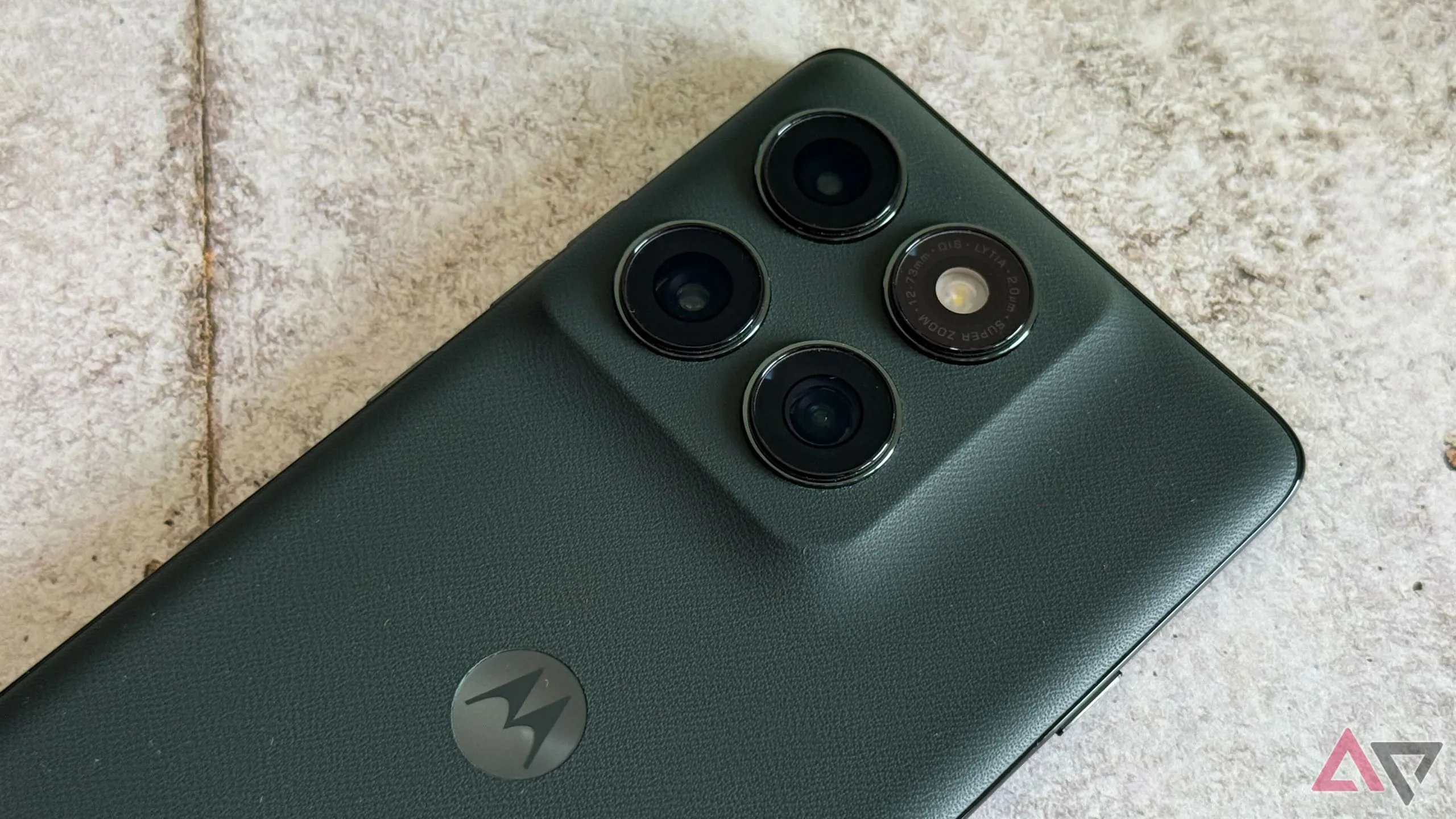 Cụm ba camera sau 50MP và ống kính tele trên Motorola Edge 2025