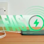 Điện thoại đang sạc với biểu tượng sạc nhanh, minh họa cho chủ đề tốc độ sạc