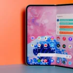 Điện thoại gập Google Pixel 9 Pro Fold mở ra trên nền màu cam