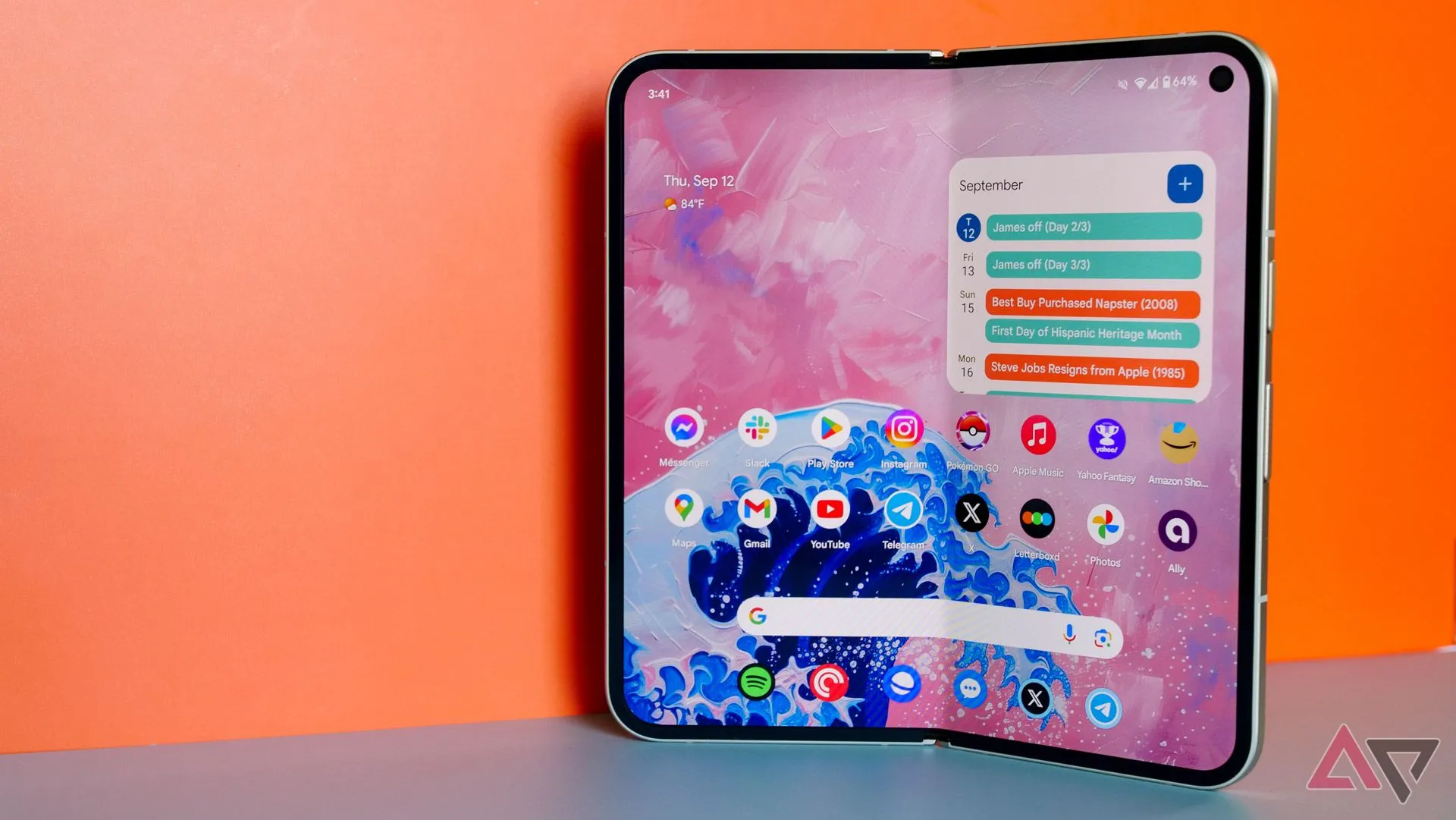 Điện thoại gập Google Pixel 9 Pro Fold mở ra trên nền màu cam