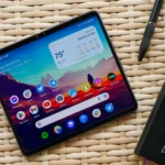 Điện thoại gập Google Pixel Fold đặt trên bàn, màn hình ngoài hiển thị.