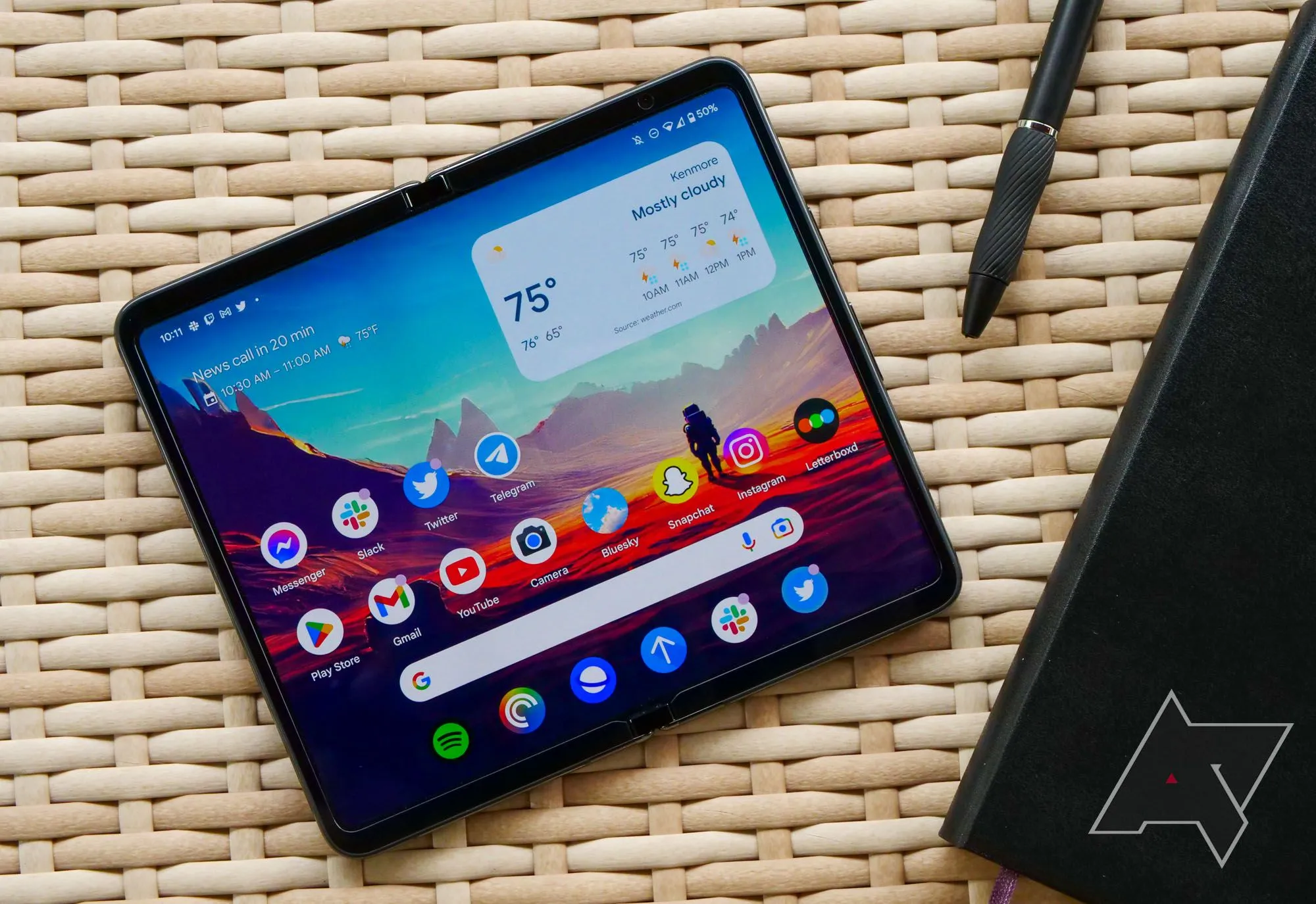 Điện thoại gập Google Pixel Fold đặt trên bàn, màn hình ngoài hiển thị.