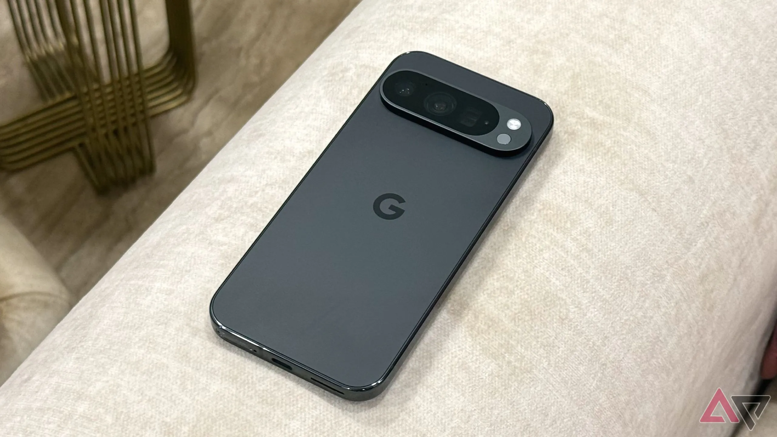 Điện thoại Google Pixel 9 Pro đặt trên ghế sofa
