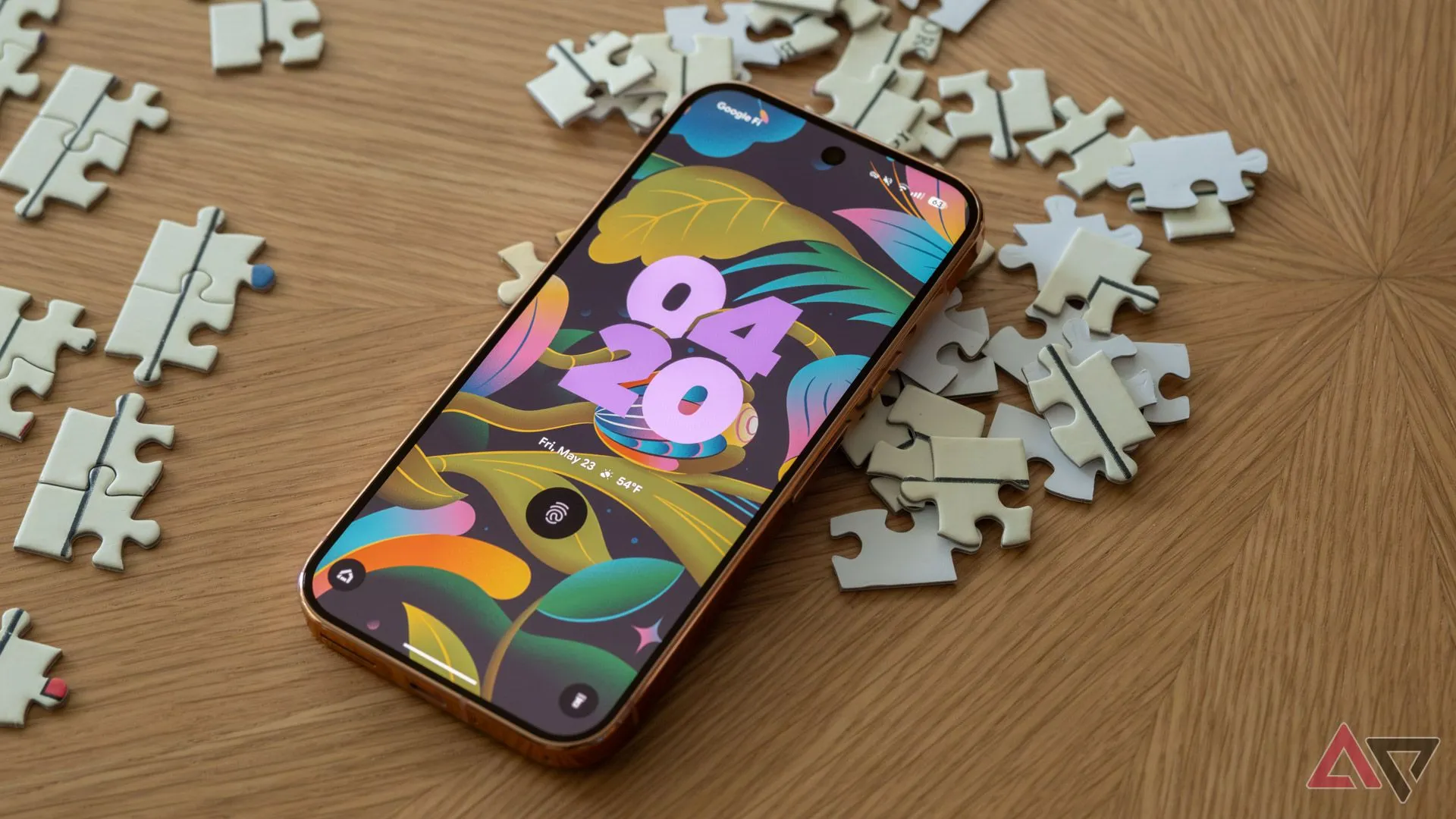 Điện thoại Google Pixel 9 Pro trên nền hình xếp hình, liên quan cập nhật Pixel Feature Drop