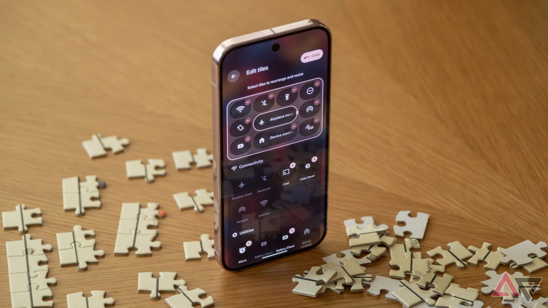 Điện thoại Google Pixel 9 Pro với giao diện cài đặt nhanh, minh họa tính năng của bản cập nhật Android beta.