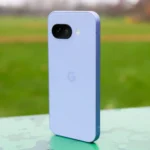 Điện thoại Google Pixel 9a màu tím nổi bật trong công viên