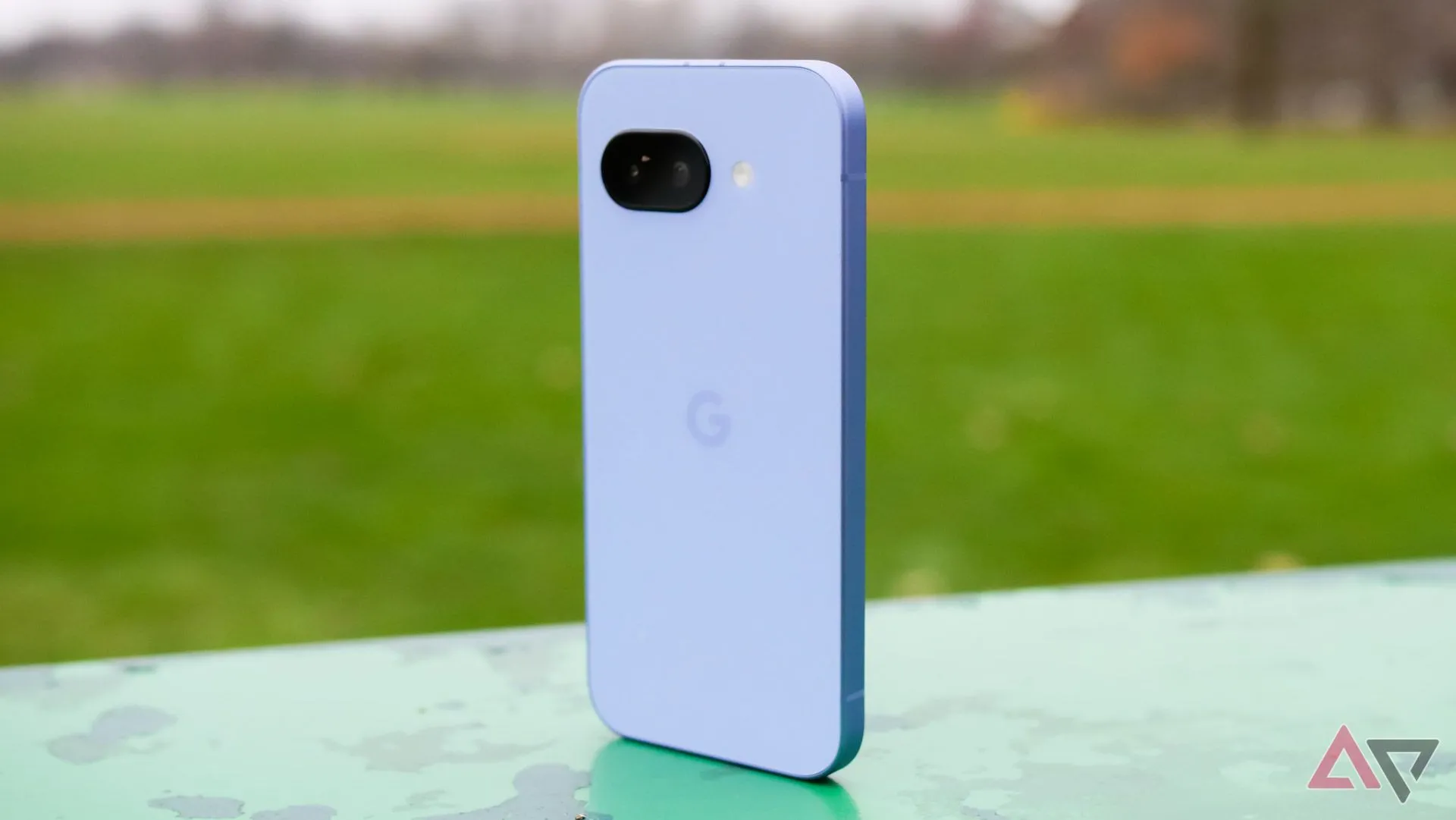 Điện thoại Google Pixel 9a màu tím nổi bật trong công viên