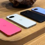 Điện thoại Google Pixel 9a với nhiều màu sắc đặt trên bàn