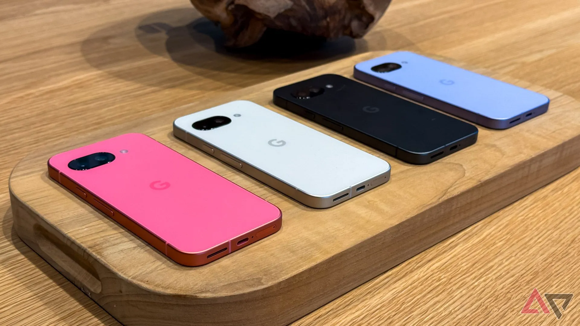 Điện thoại Google Pixel 9a với nhiều màu sắc đặt trên bàn