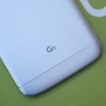 Điện thoại LG G5 nằm úp, minh họa thiết kế mô-đùn đặc trưng