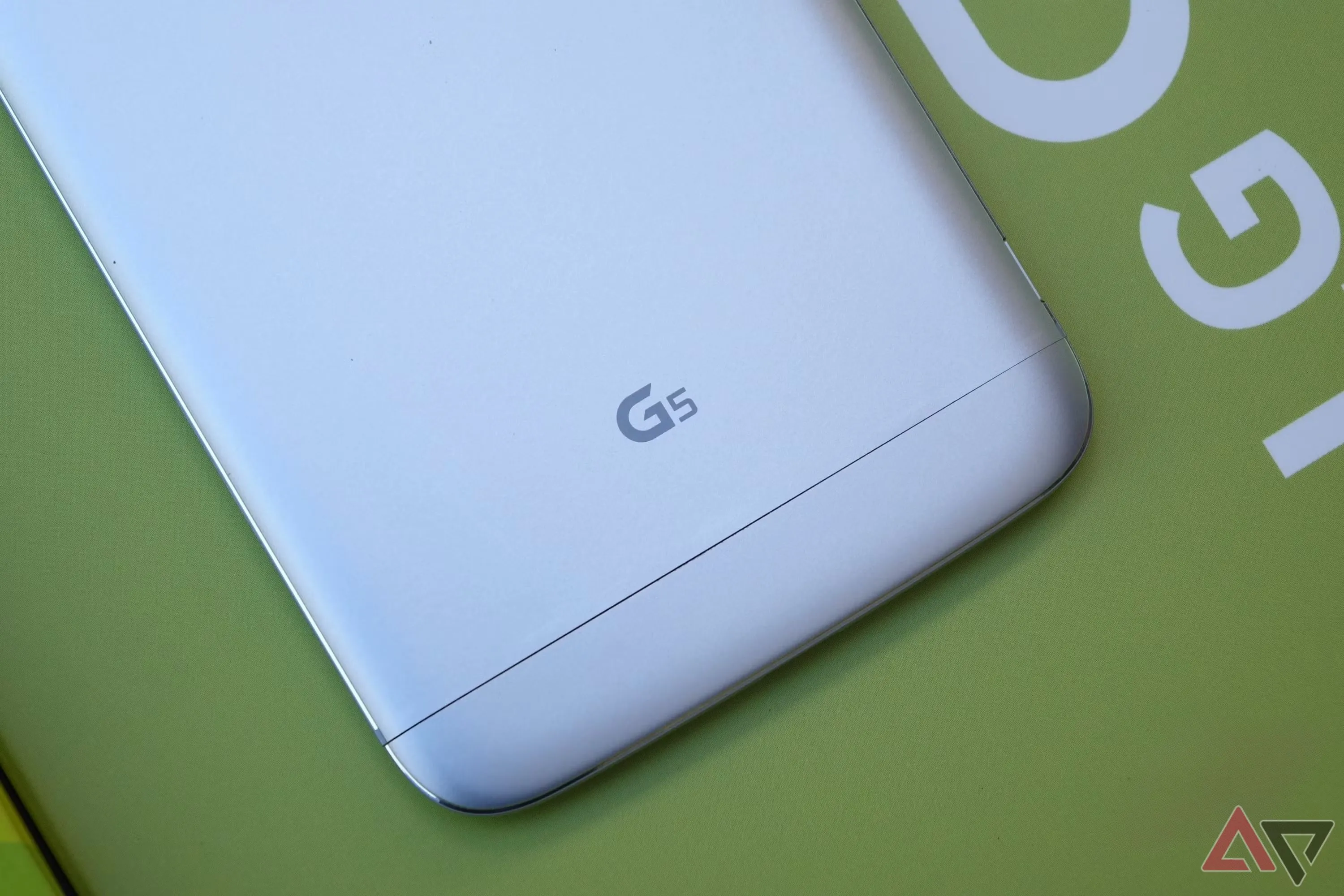 Điện thoại LG G5 nằm úp, minh họa thiết kế mô-đùn đặc trưng