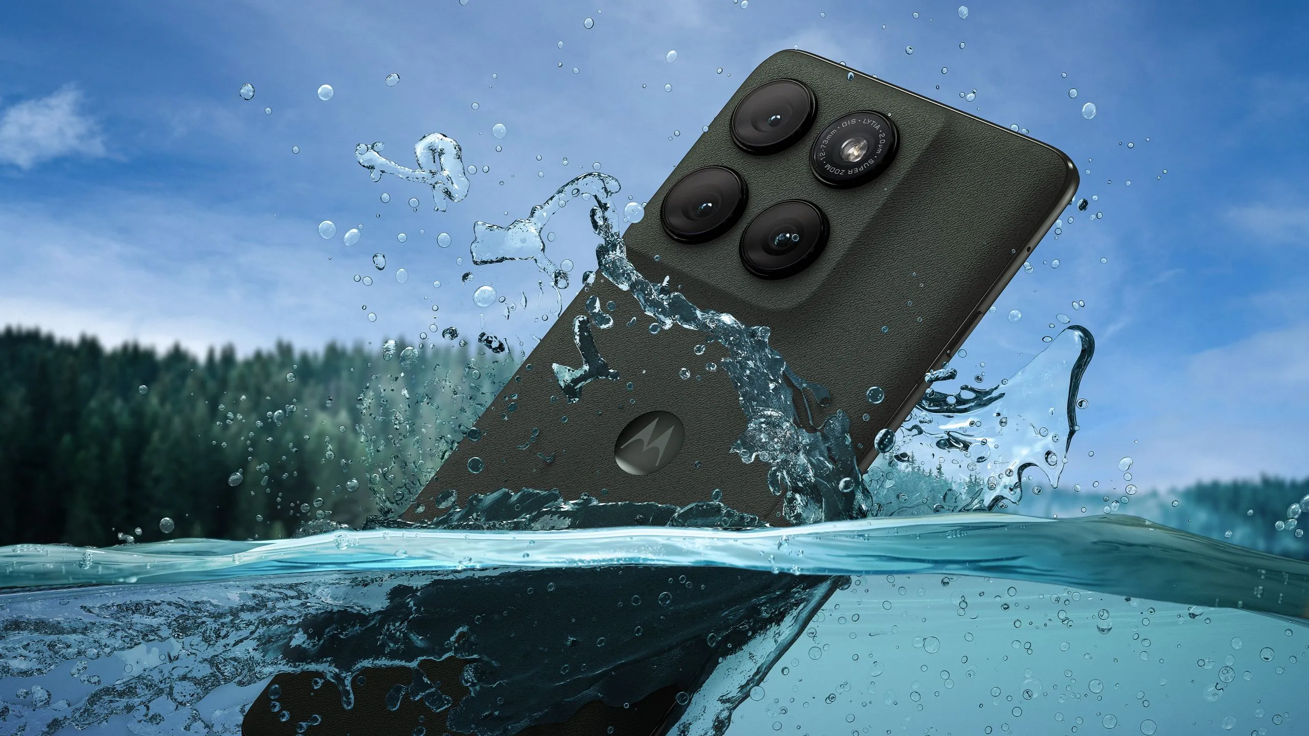 Điện thoại Motorola Edge 2025 với chuẩn kháng nước IP68 được nhúng vào nước, minh họa độ bền