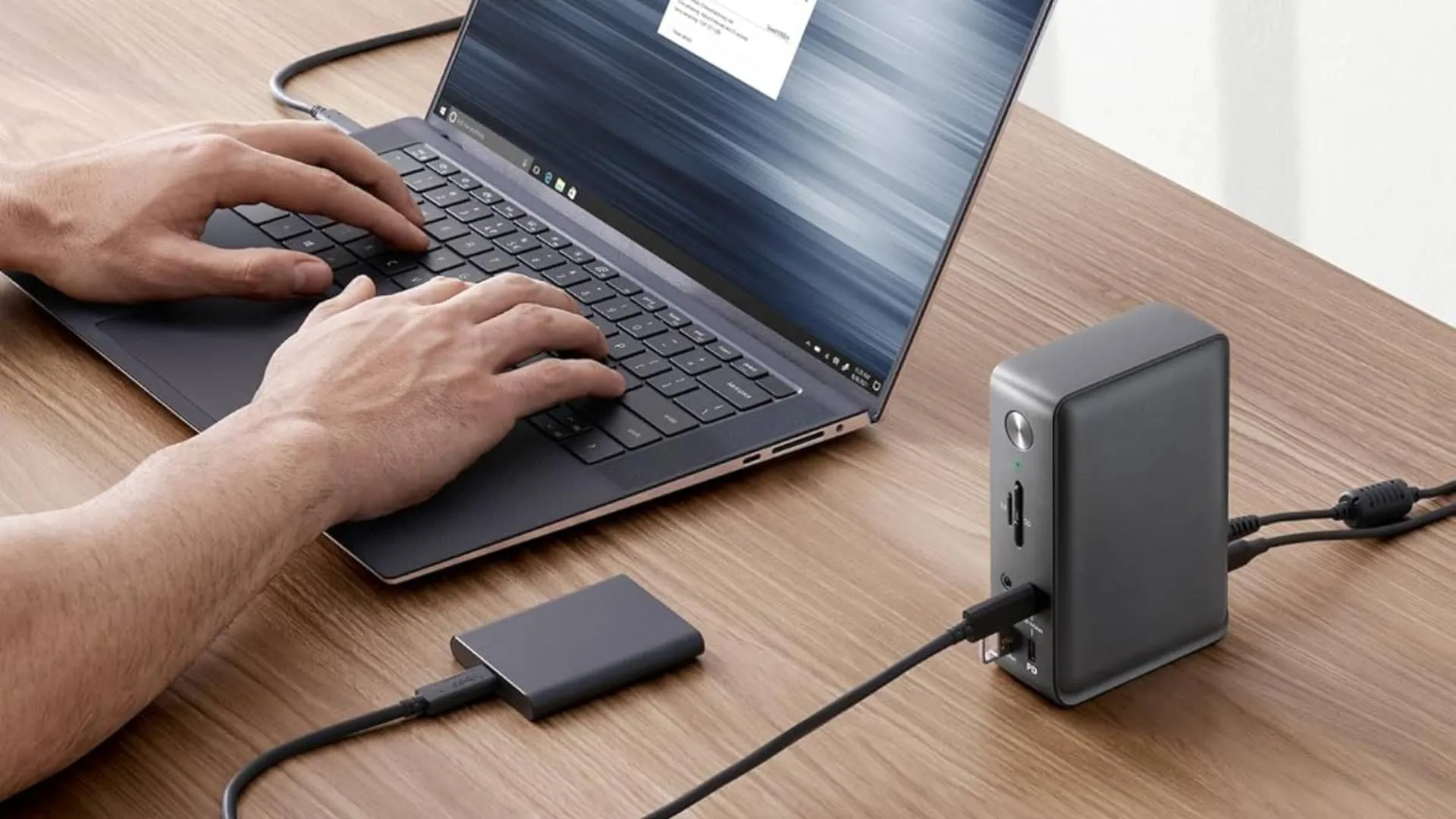 Docking Station USB-C 13-in-1 của Anker cắm vào máy tính
