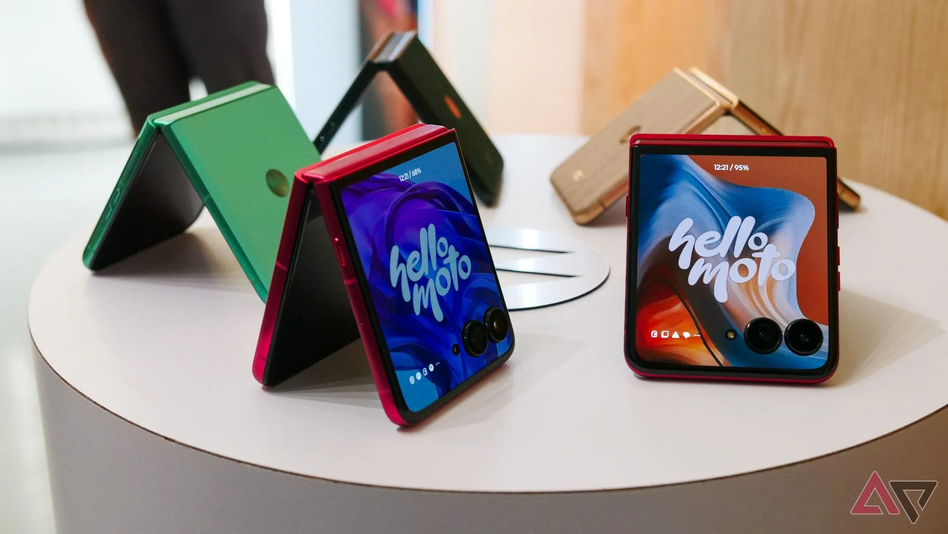Gia đình điện thoại Motorola Razr 2025, tập trung vào Razr Ultra ở phía trước