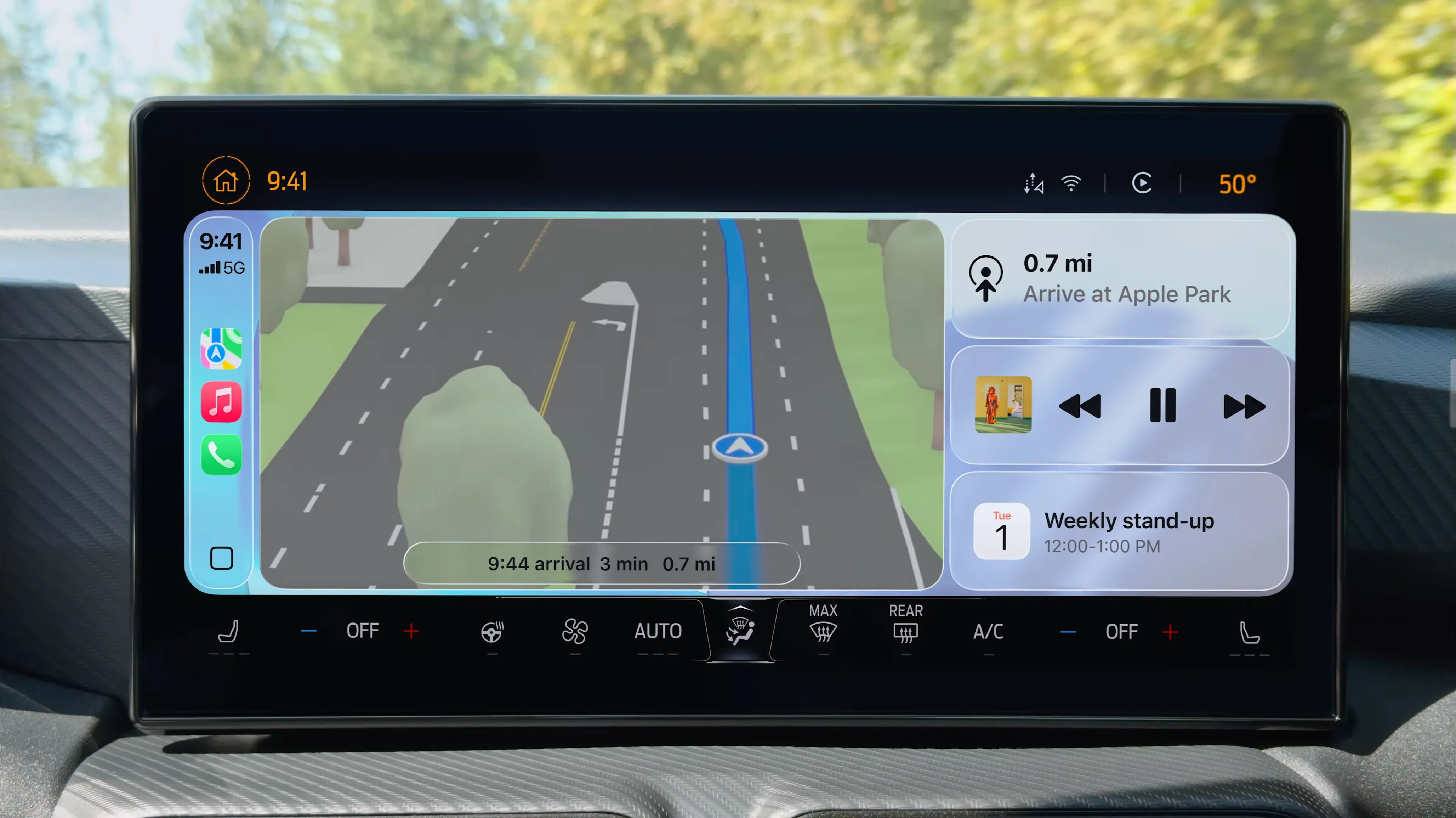 Giao diện Apple CarPlay mới với thiết kế Liquid Glass trong iOS 26
