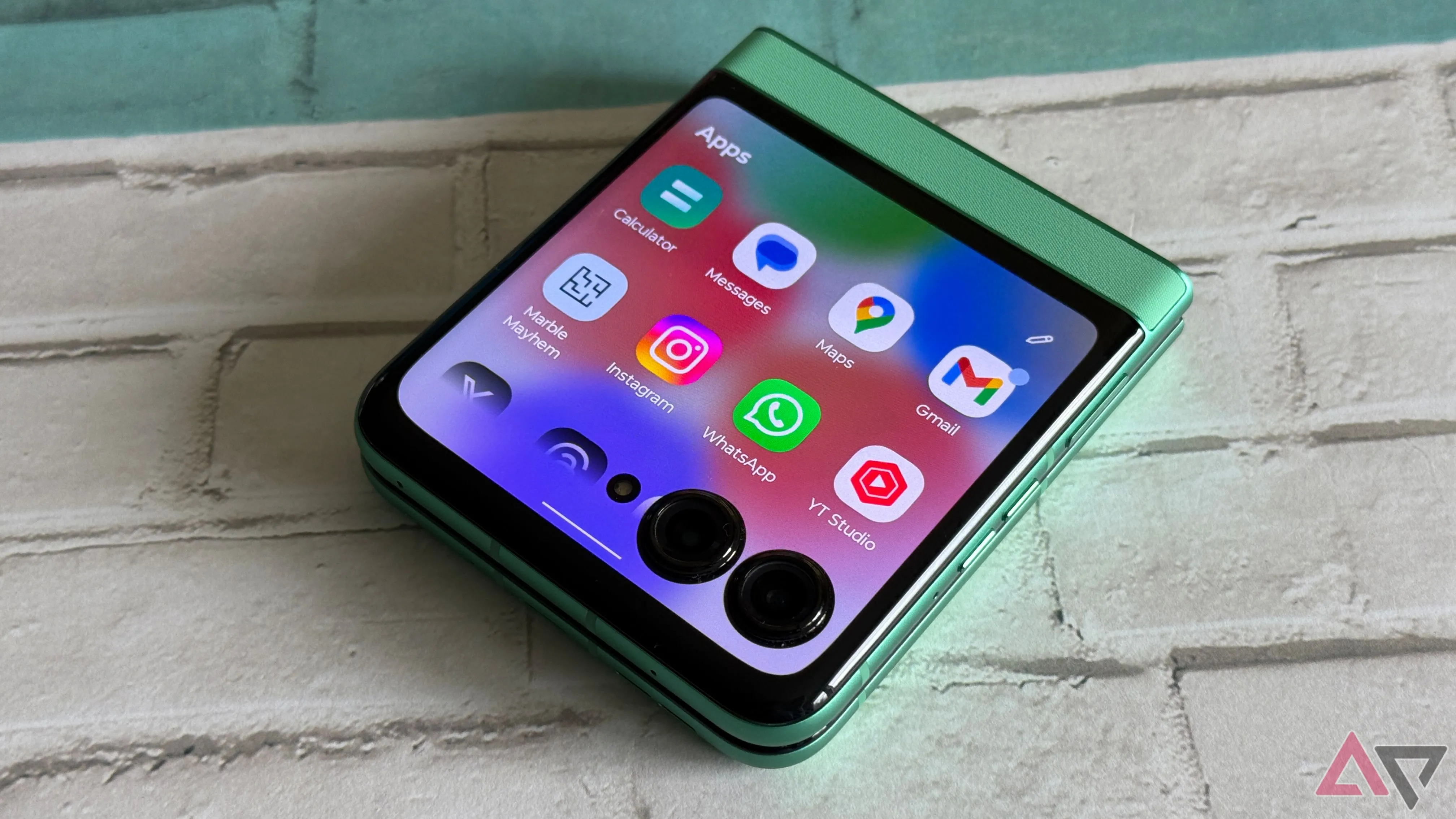 Giao diện các ứng dụng trên màn hình ngoài Motorola Razr 2025