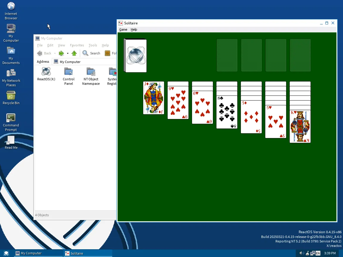 Giao diện desktop của ReactOS, một nỗ lực tái tạo Windows mã nguồn mở, hiển thị File Explorer và trò chơi Solitaire.