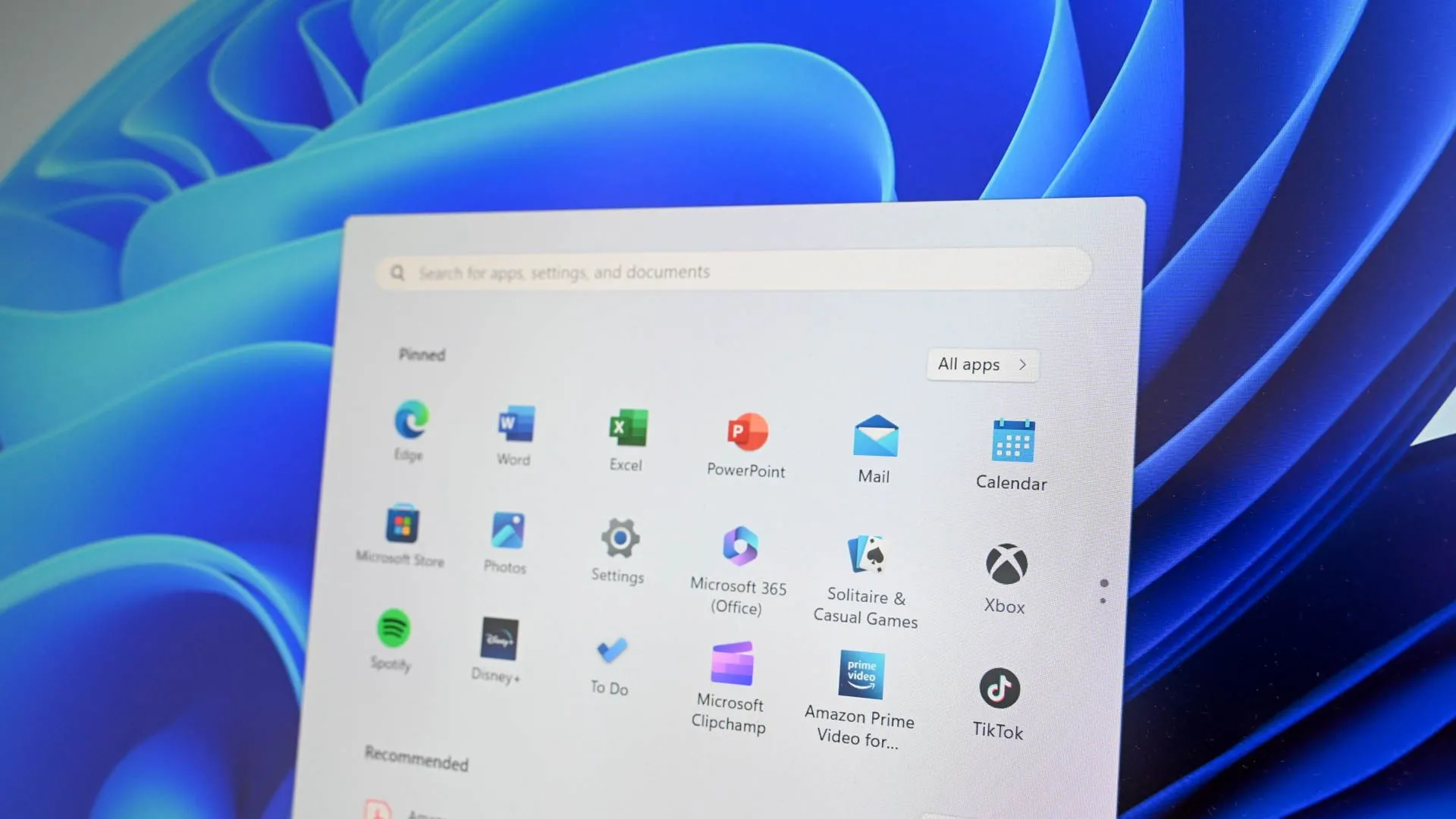 Giao diện hiển thị ứng dụng theo danh mục hoặc lưới trong Menu Start Windows 11