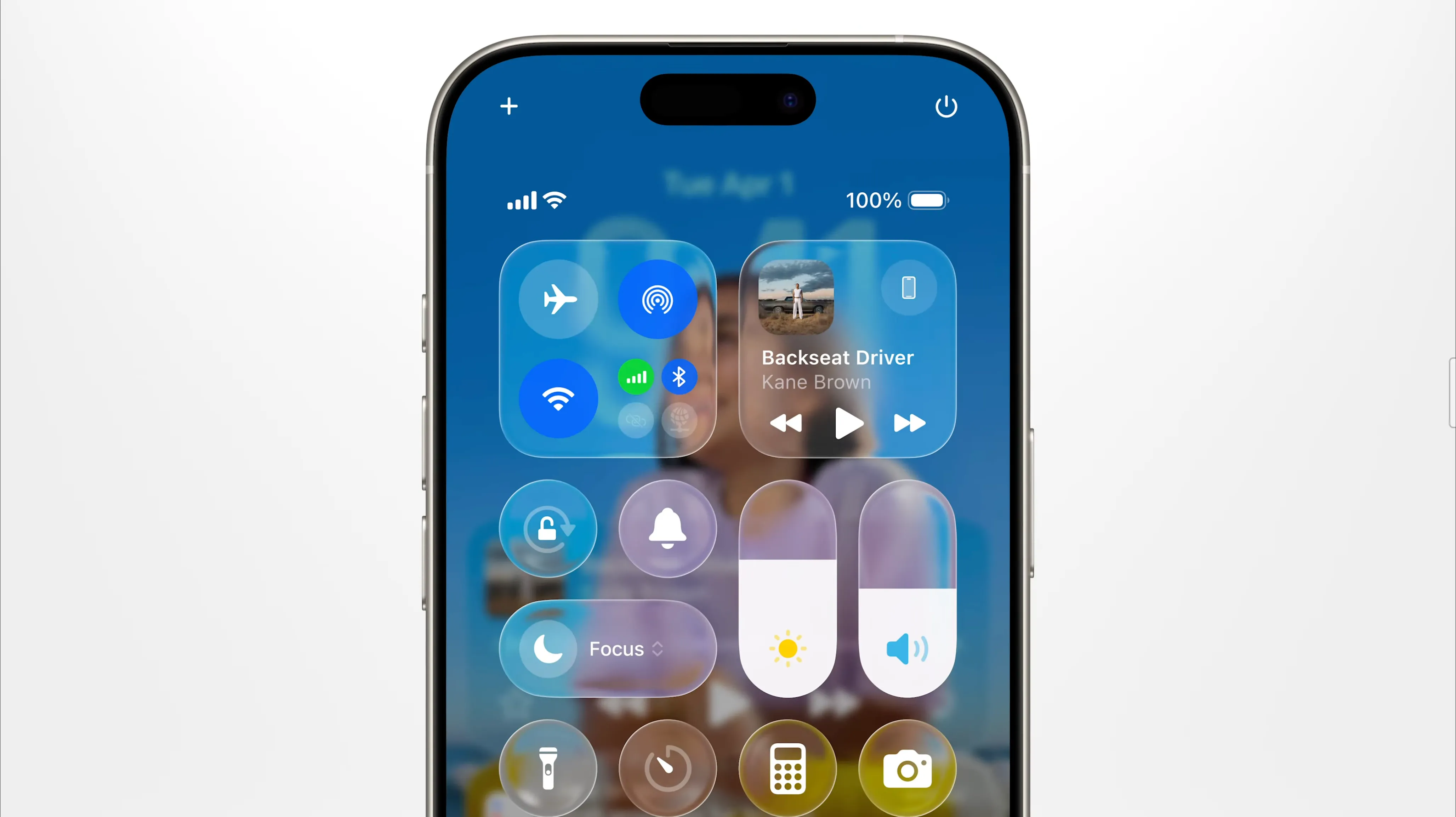 Giao diện Trung tâm điều khiển (Control Center) với hiệu ứng Liquid Glass mới trên iOS 26