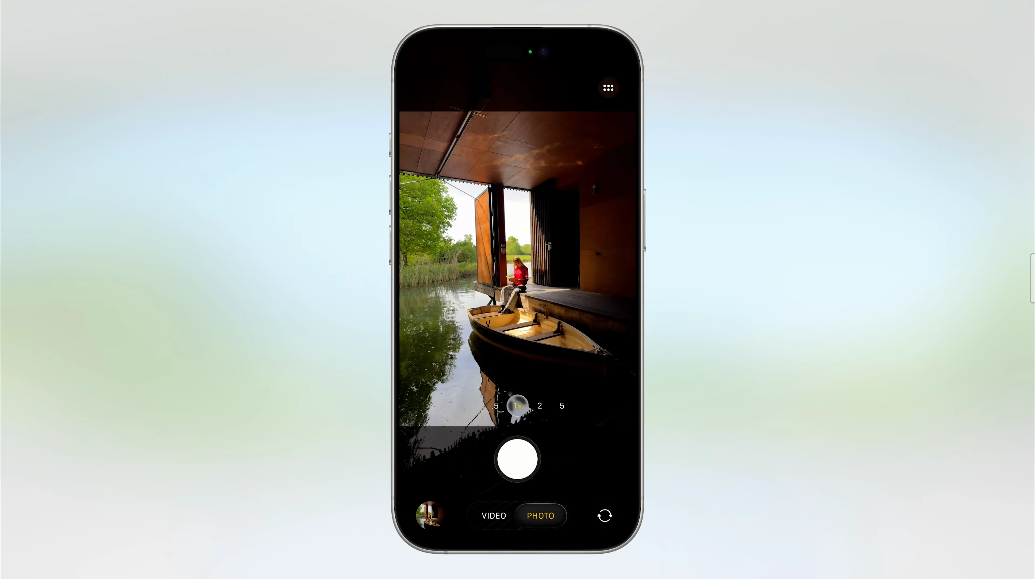 Giao diện ứng dụng Camera đơn giản hơn trên iOS 26 với kính ngắm lớn
