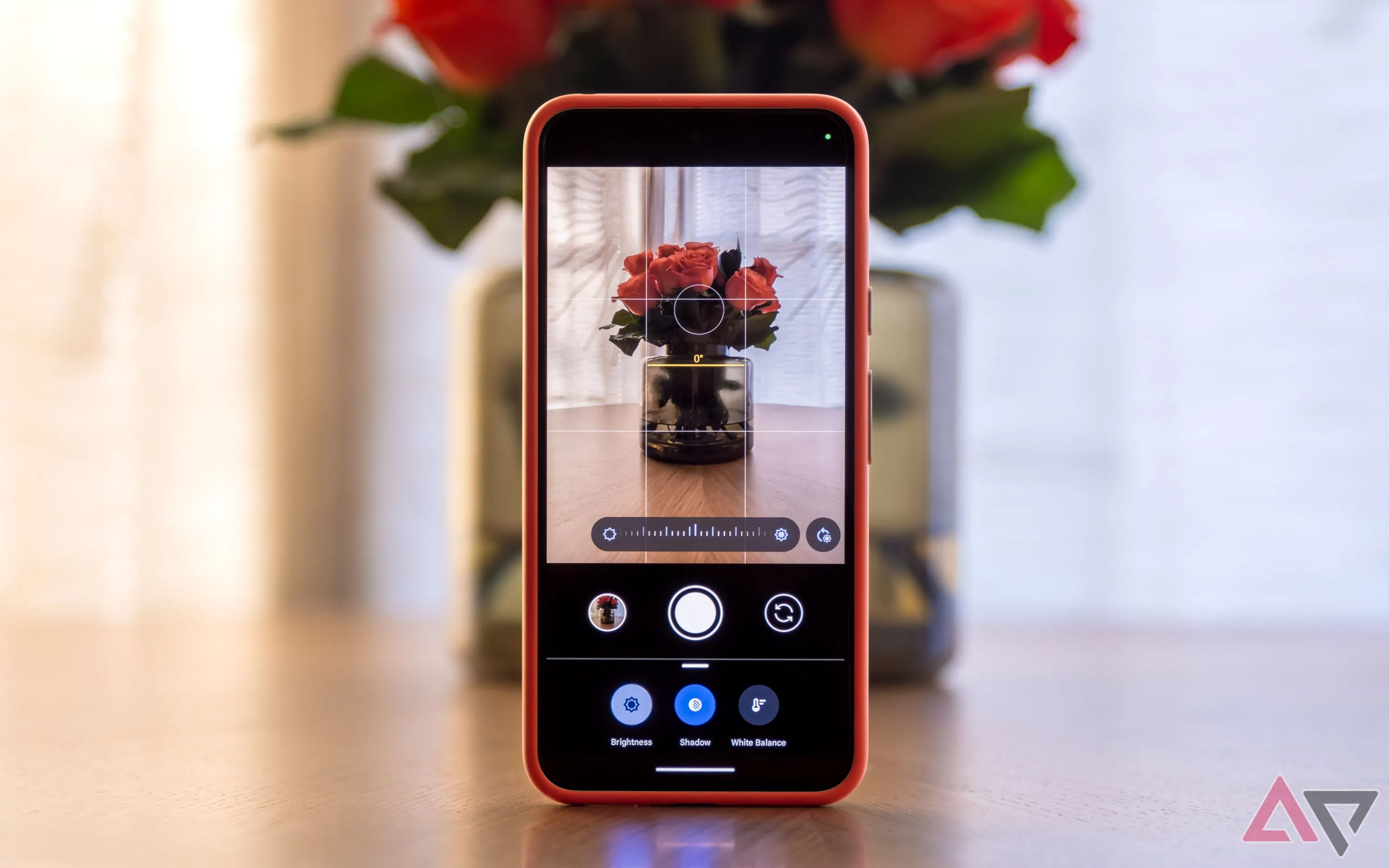 Giao diện ứng dụng Camera trên điện thoại Pixel hiển thị các đường căn chỉnh khung hình (Framing Hints)