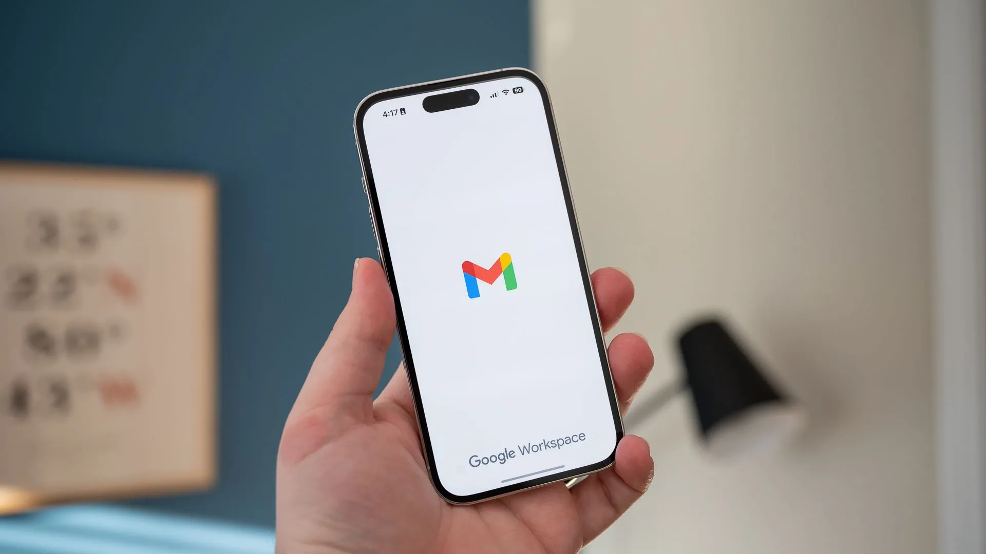 Giao diện ứng dụng Gmail trên điện thoại iPhone sử dụng hệ điều hành iOS