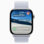 Giao diện ứng dụng Tin nhắn trên Apple Watch chạy watchOS 26 với hình nền tùy chỉnh, minh họa thiết kế Liquid Glass.