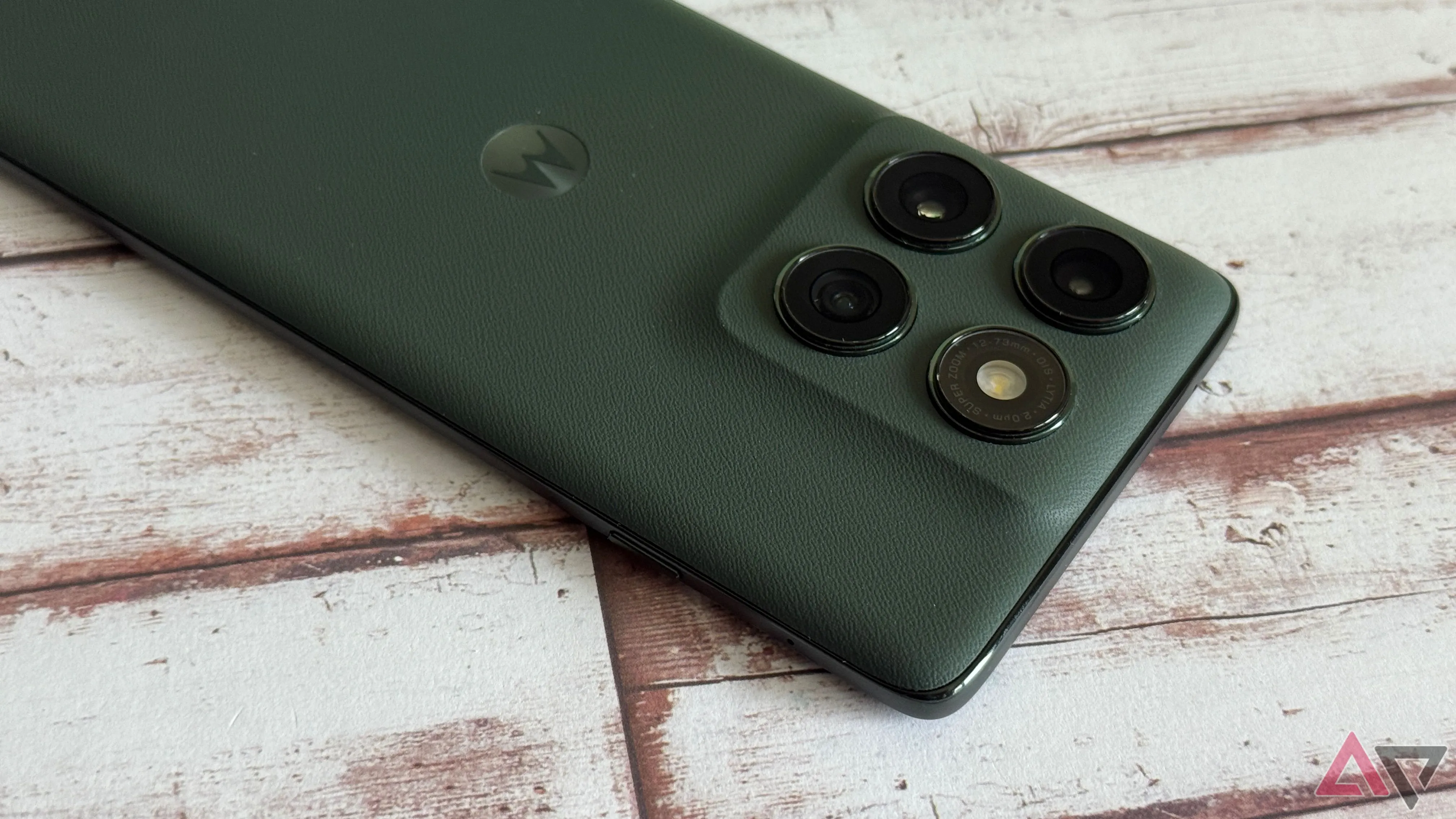Góc nhìn xuống cụm camera Motorola Edge 2025