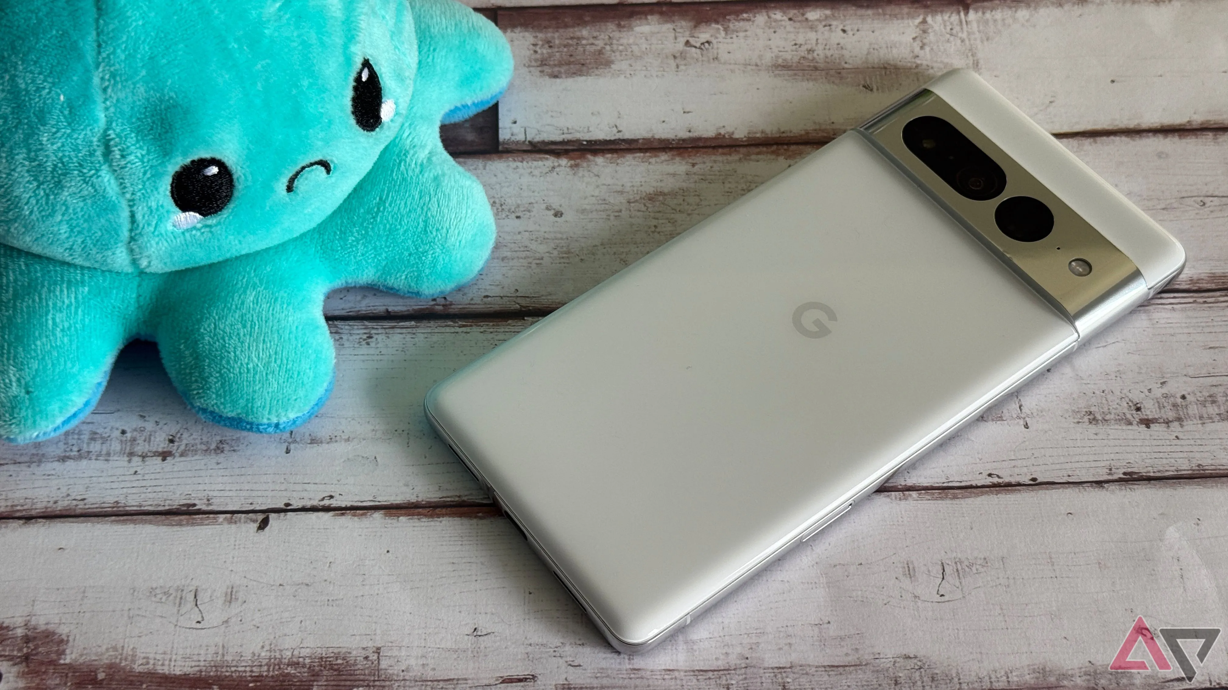 Google Pixel 7 Pro bên cạnh biểu tượng khuôn mặt buồn, thể hiện sự thất vọng về hiệu năng chip Tensor G2