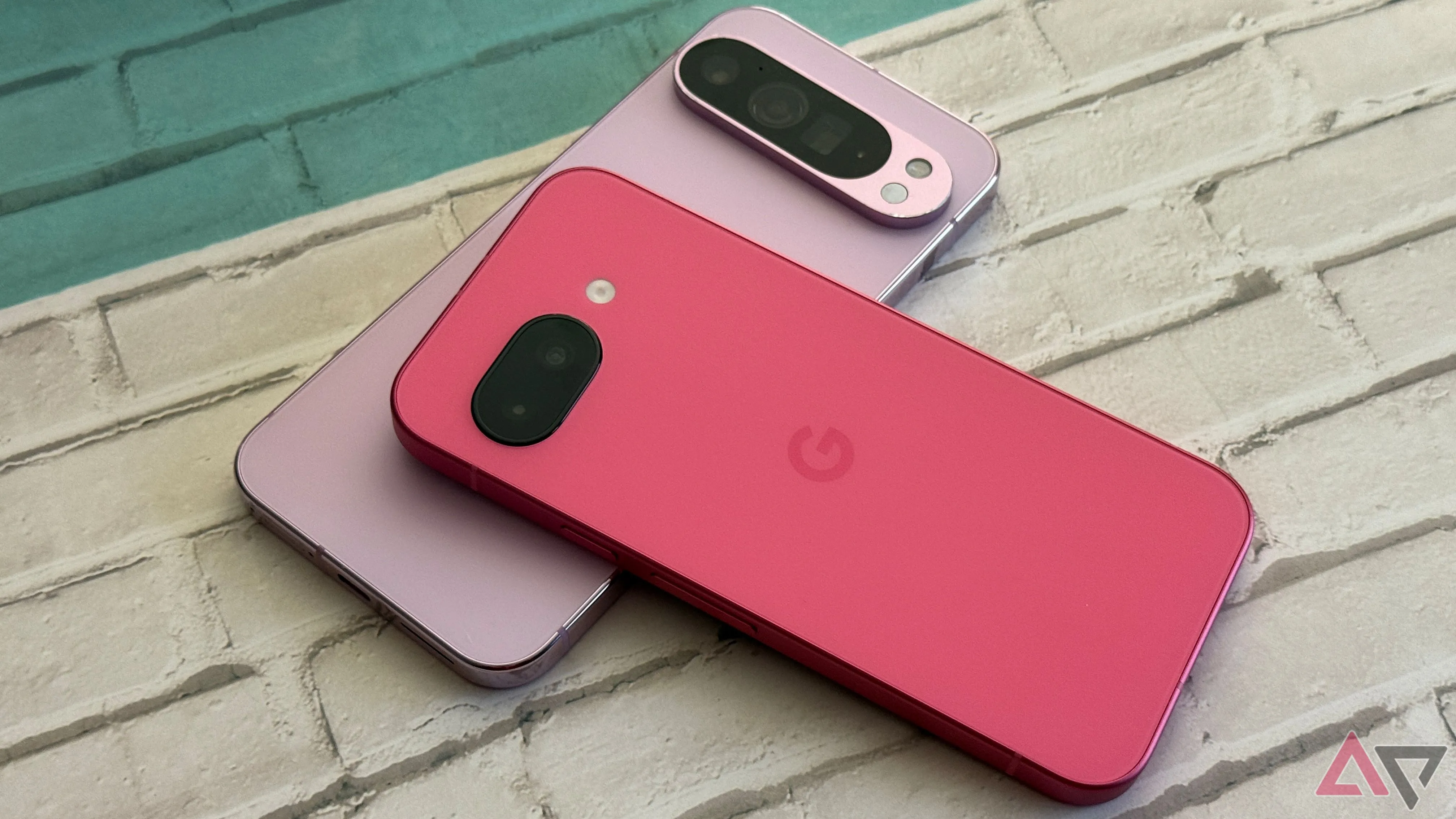Hai điện thoại Google Pixel 9a và Pixel 9 Pro XL nằm chồng lên nhau, minh họa các mẫu điện thoại Google Pixel