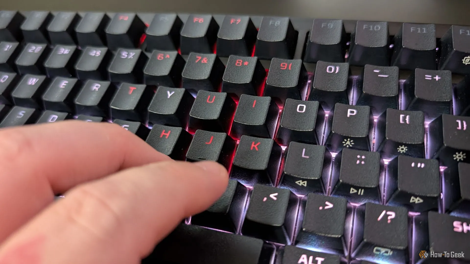 Hình ảnh bàn phím cơ HyperX Alloy Rise 75 với đèn RGB nổi bật, tượng trưng cho công cụ của người làm công nghệ/lập trình.