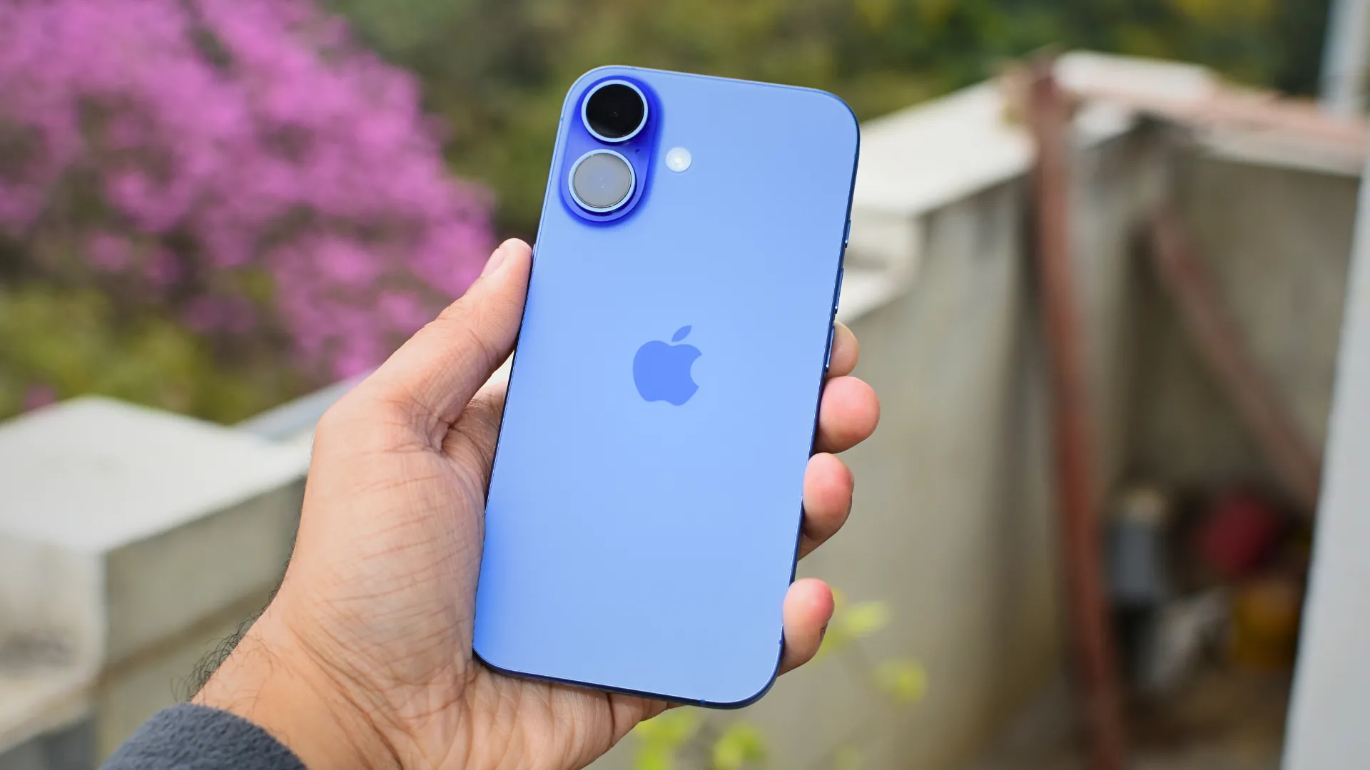 Hình ảnh chiếc iPhone 16 phiên bản màu Ultramarine, gợi ý về các sản phẩm Apple có thể ra mắt trong năm 2025