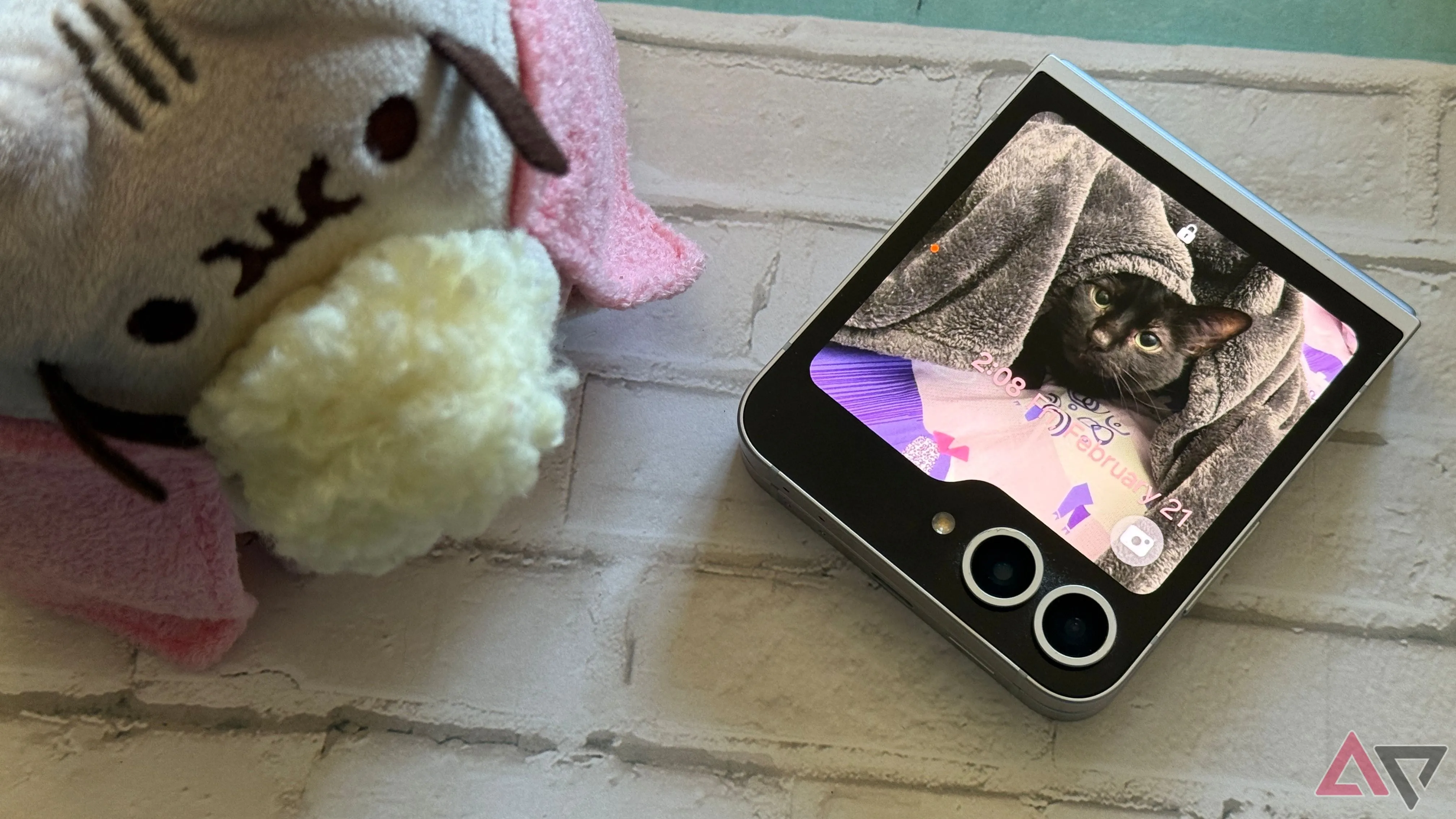 Hình ảnh Galaxy Z Flip 6 hiển thị hình mèo đen dễ thương trên màn hình ngoài