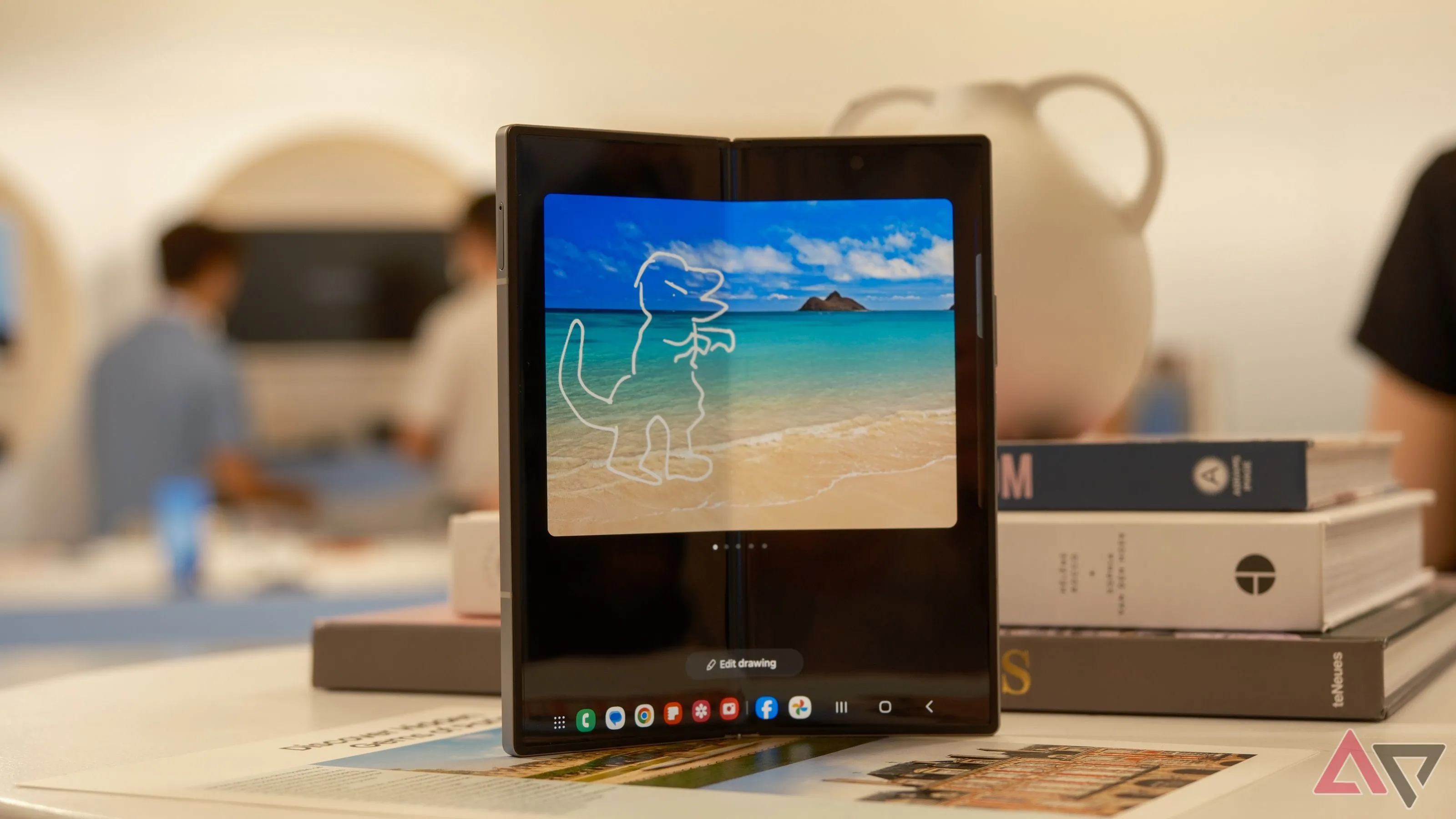 Hình ảnh Galaxy Z Fold 6 hiển thị bản vẽ được tạo bởi AI trên màn hình