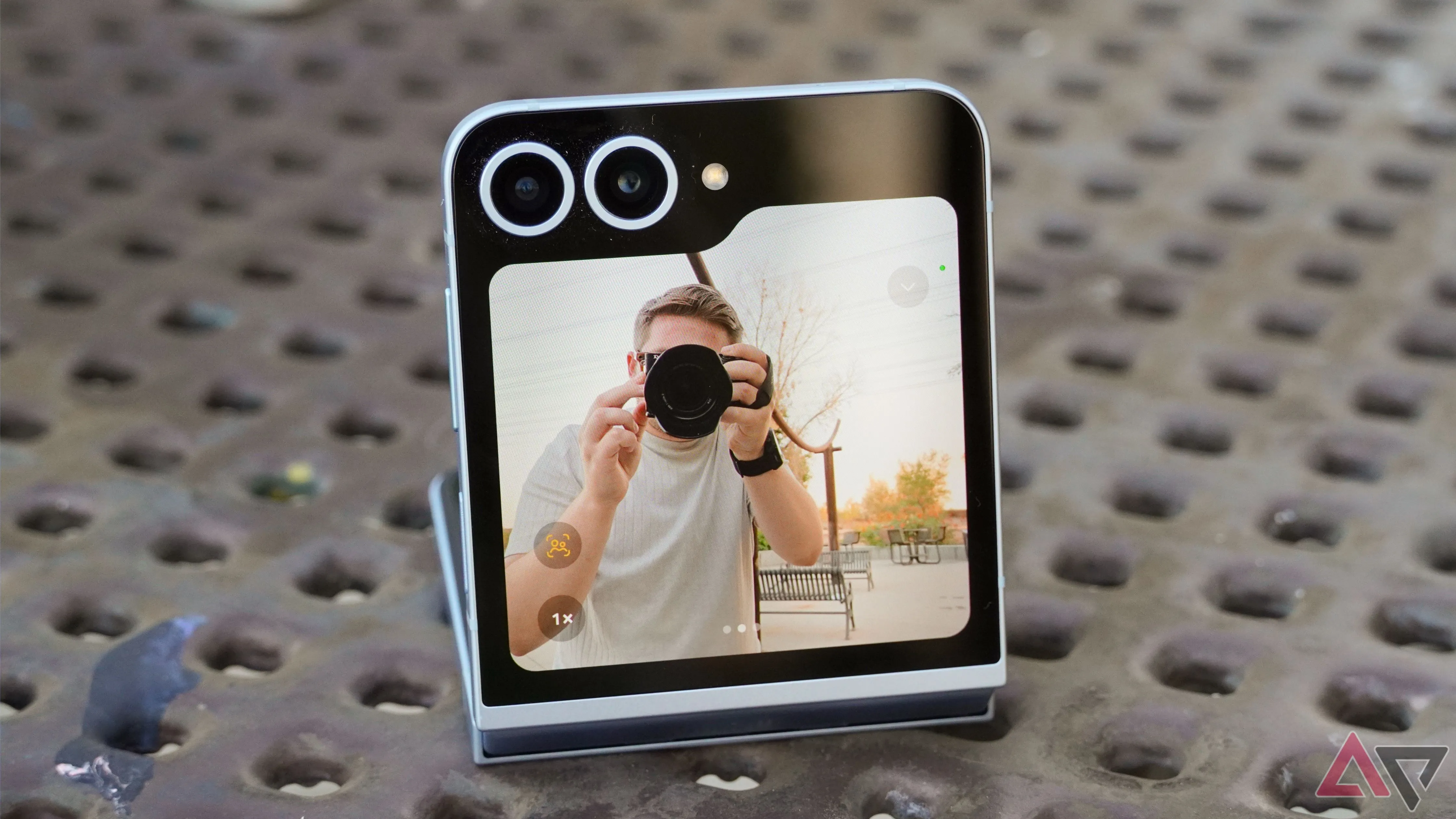 Hình ảnh minh họa điện thoại gập Samsung Galaxy Z Flip khi sử dụng camera chính
