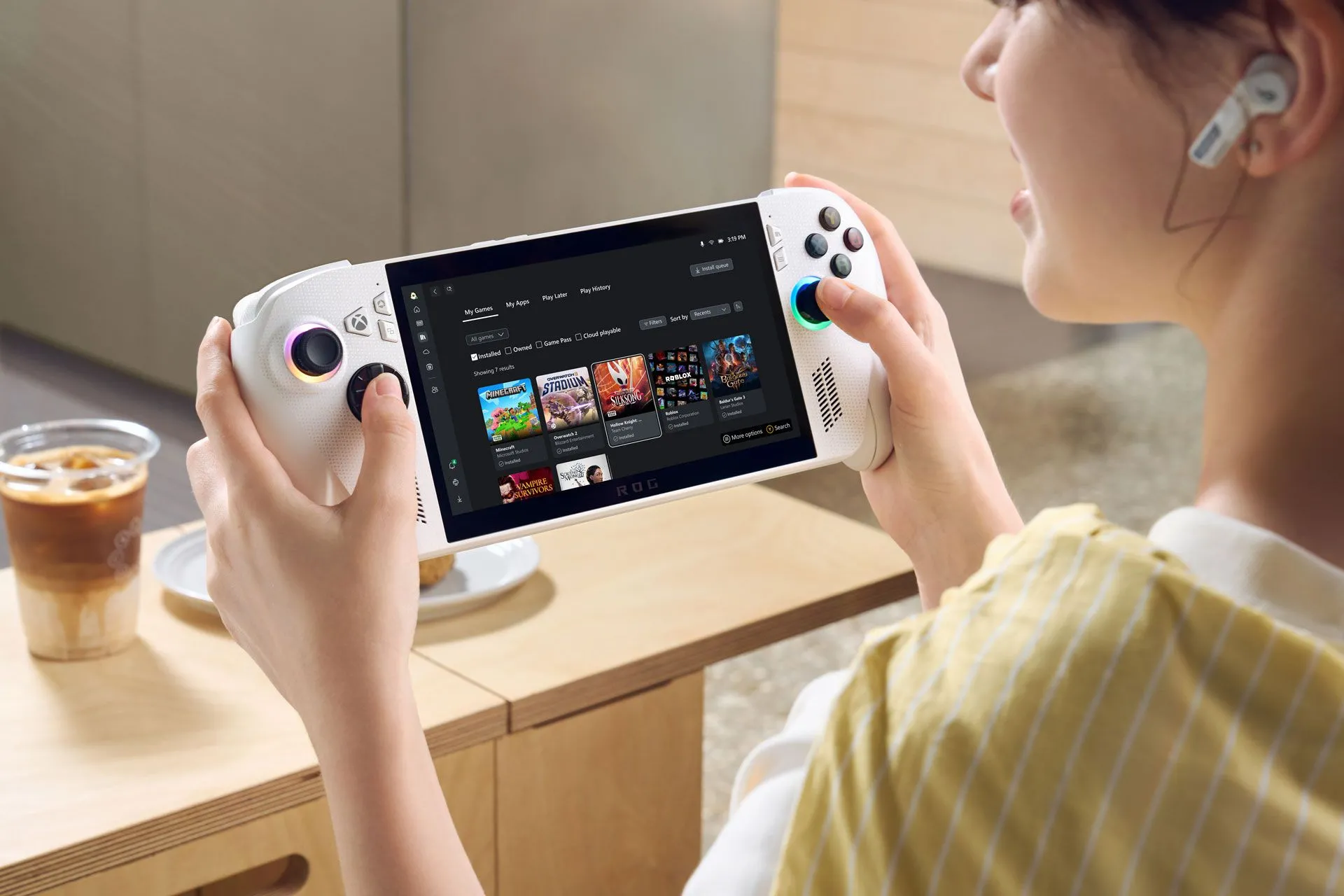 Hình ảnh quảng cáo máy chơi game PC cầm tay Xbox ROG Ally X.