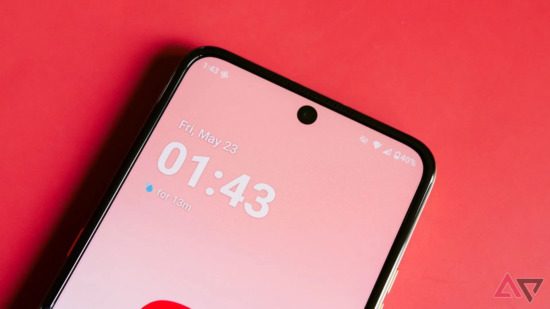 Hình ảnh tổng thể điện thoại Motorola Razr Ultra 2025 khi mở.