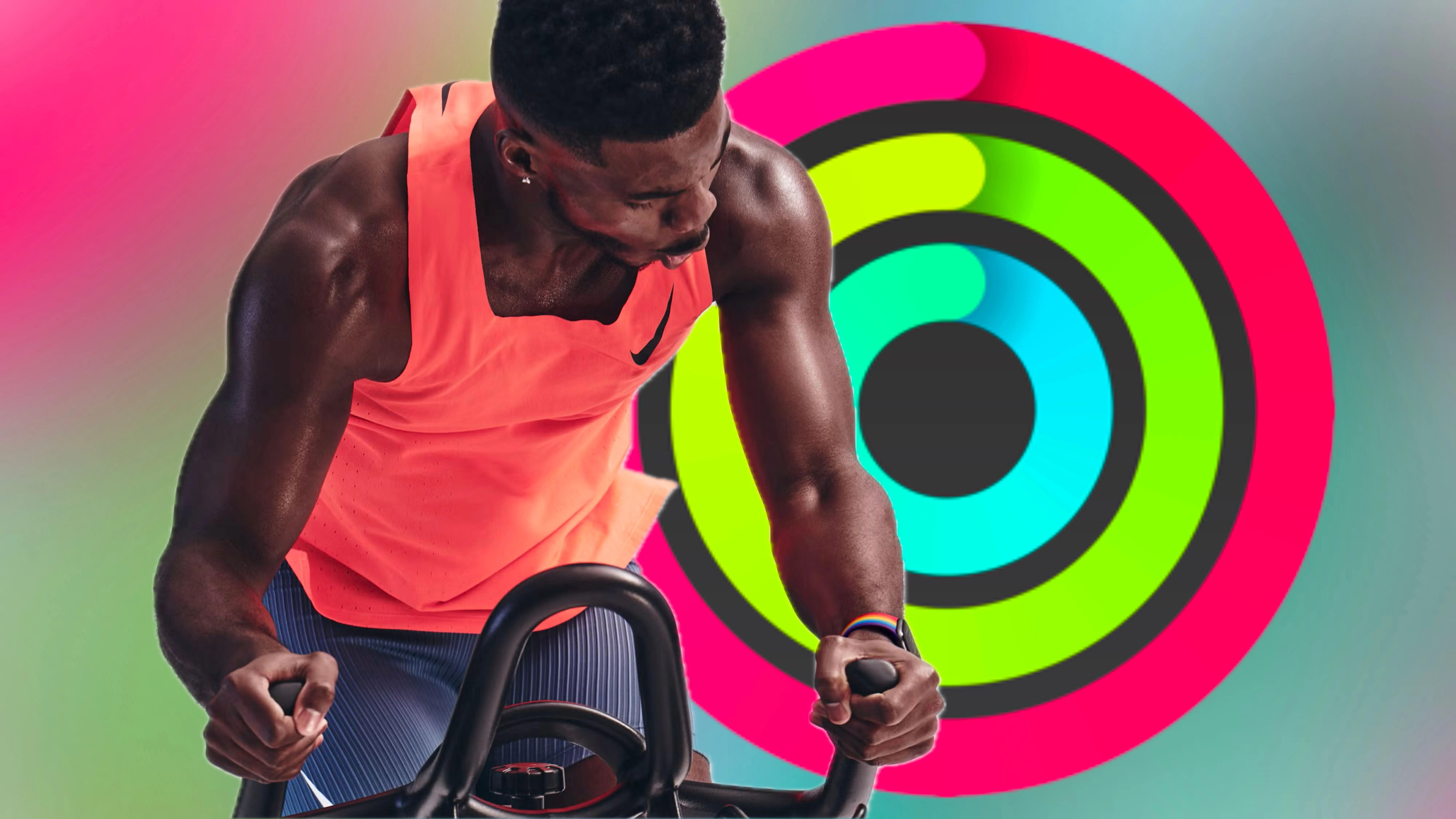 Huấn luyện viên Apple Fitness+ đang tập luyện với vòng Hoạt động đã đóng trên nền màu sắc