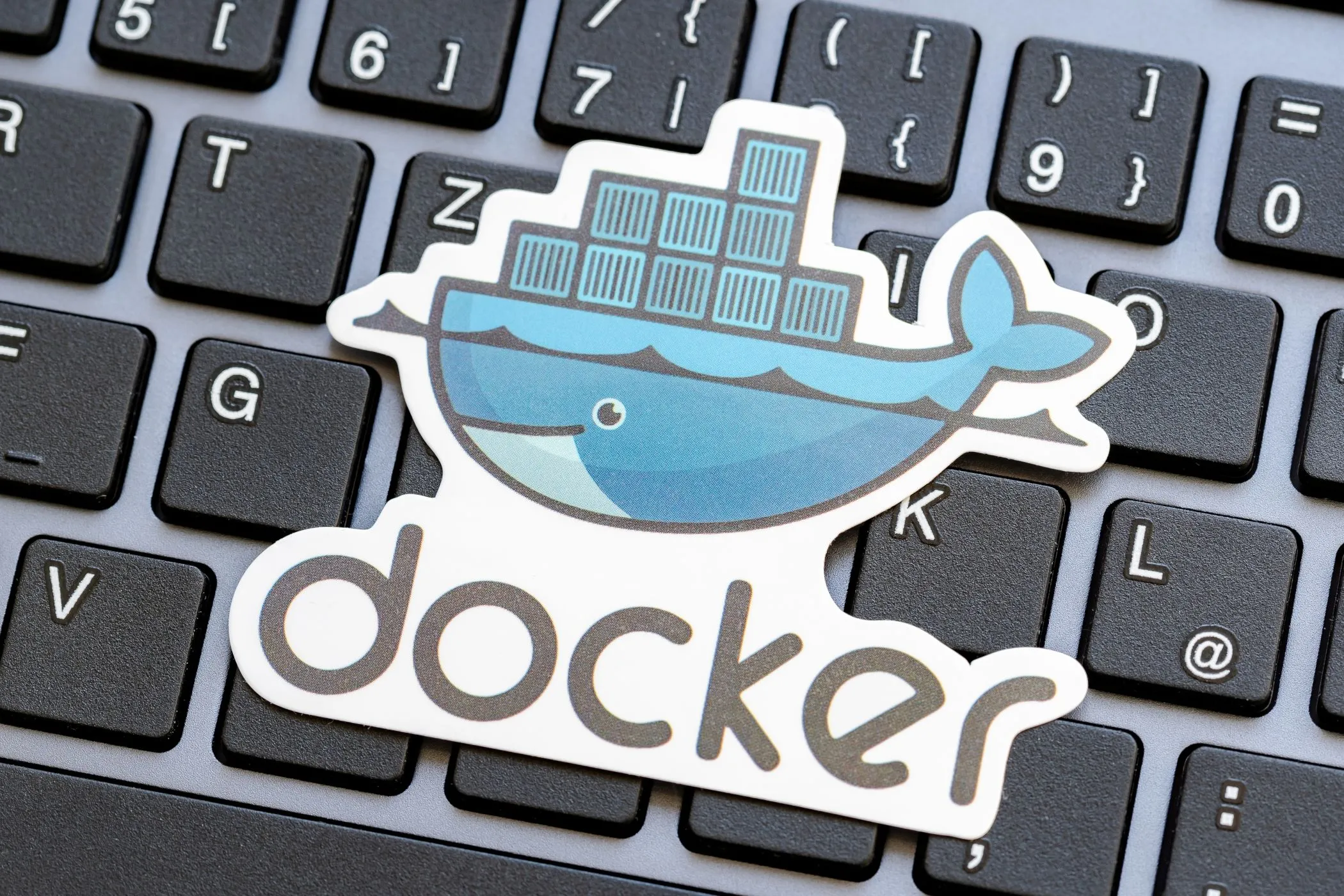 Logo Docker trên bàn phím laptop, biểu tượng của self-hosting hiện đại