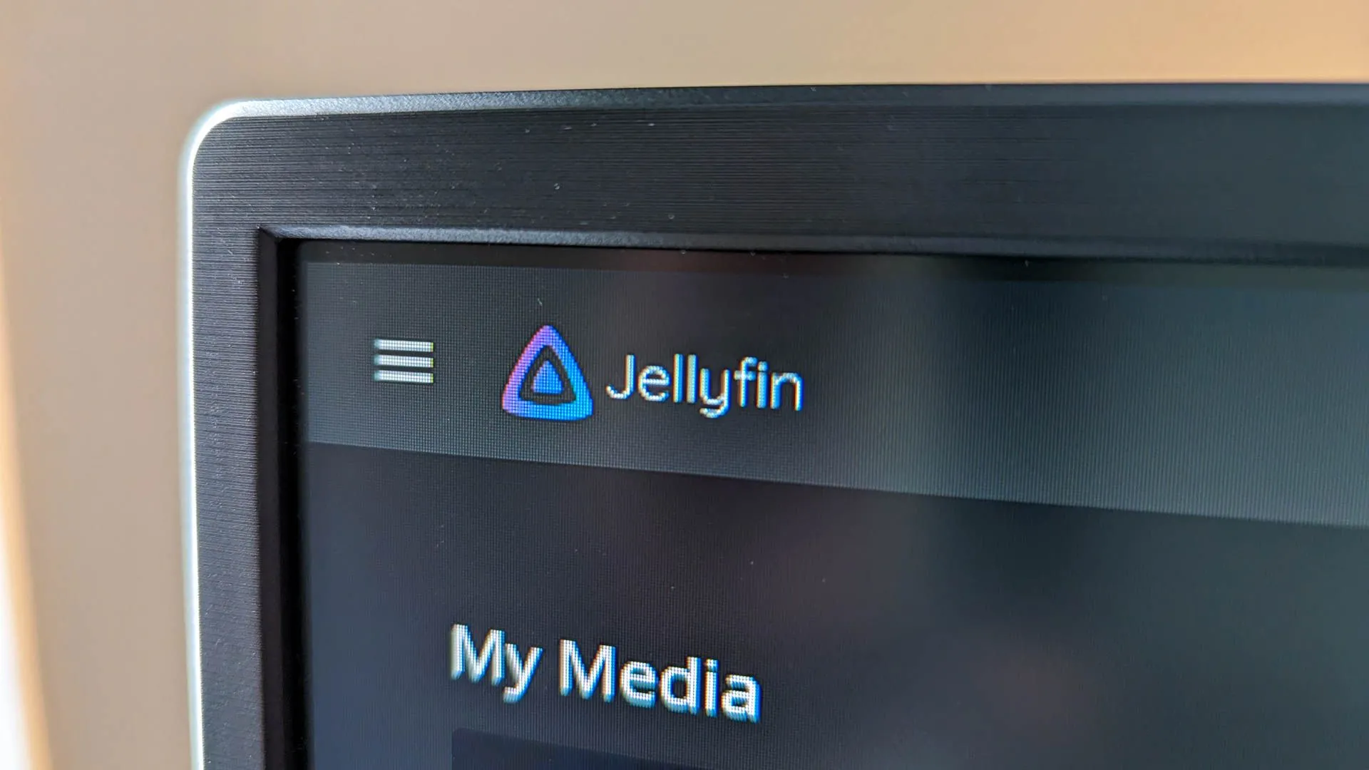 Logo máy chủ media Jellyfin trên màn hình máy tính